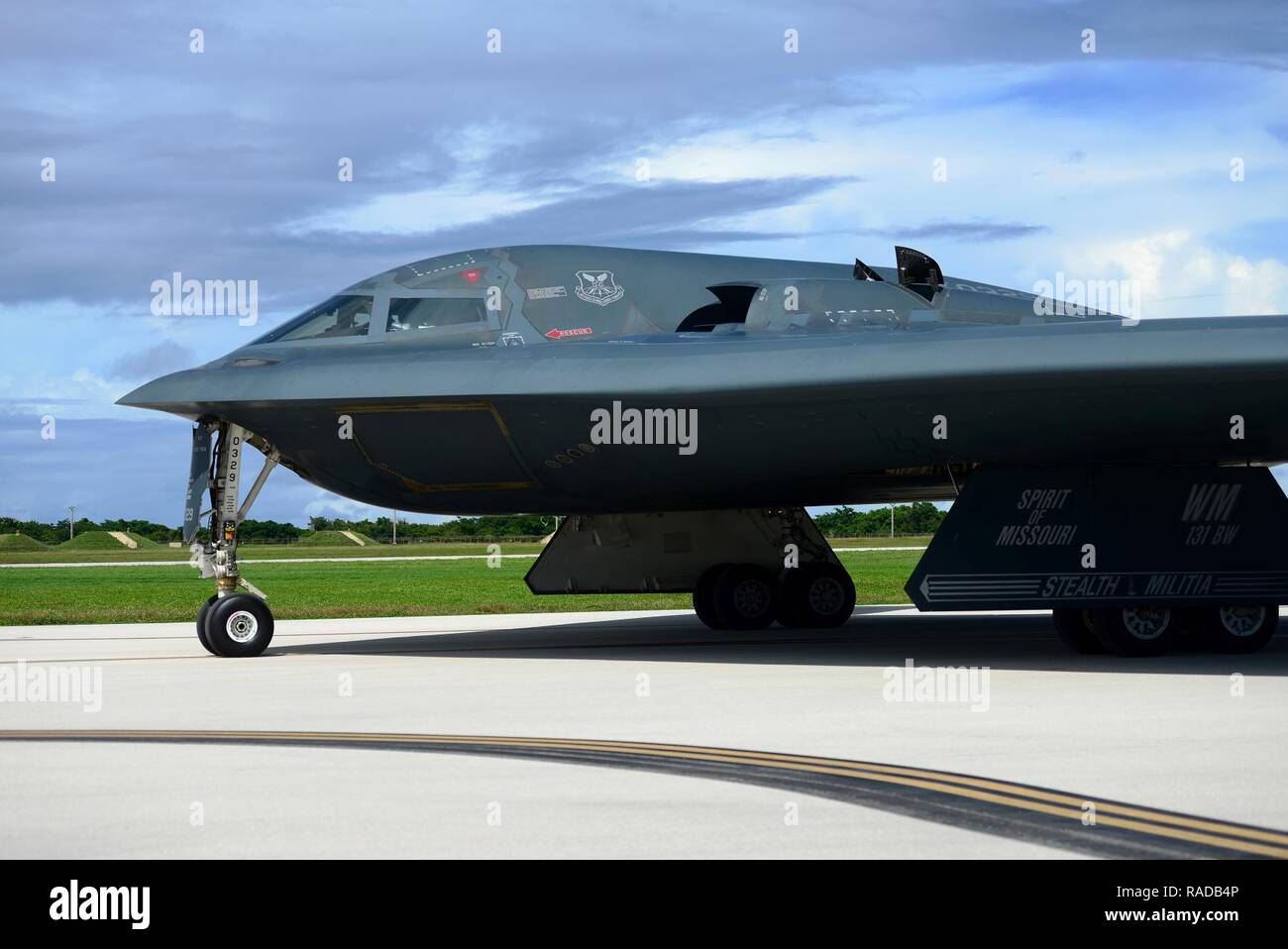Un U.S. Air Force B-2 Spirit déployés à partir de Whiteman Air Force Base, Mo., taxis sur la piste après avoir effectué la formation locale à Andersen Air Force Base, Guam, 16 janvier 2017. Ces missions de bombardement sont représentatifs de l'engagement des États-Unis à nos alliés et à l'amélioration de la sécurité régionale. Banque D'Images