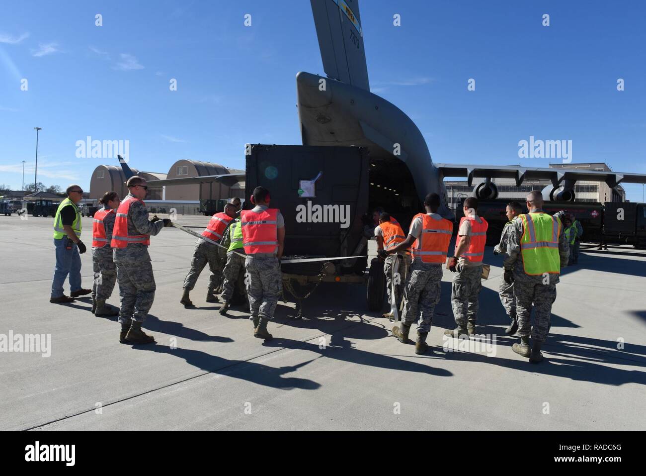 Aviateurs de la 53e Escadron de contrôle de la circulation aérienne et le 78e Escadron de préparation logistique ATC contrôle de charge des motifs sur un équipement approche C-17 Globemaster dirigé vers le Moyen-Orient de la Robins Air Force Base. La 53e ATCS y sont déployés à l'aérodrome d'installation des systèmes de communication qui offrent un soutien solide aux forces canadiennes. Banque D'Images