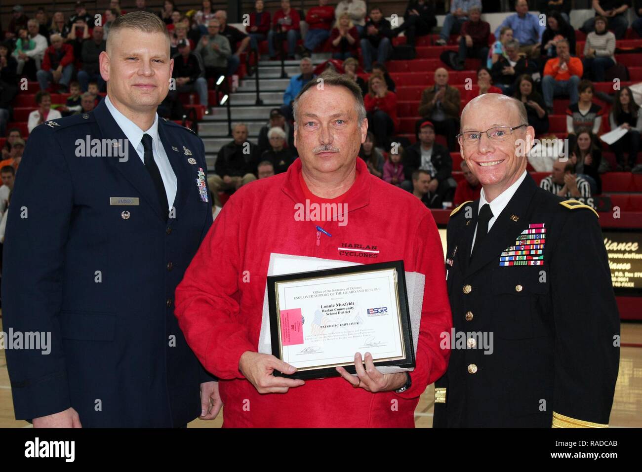 Lonnie Muxfeldt, Président du Conseil scolaire communautaire Harlan (centre), l'employeur détient l'appui de la Garde côtière canadienne et réserver Patriot Award remis par le brigadier de Garde Nationale d'armée de l'Iowa. Lgén Steve Warnstadt, Commandant général adjoint pour les opérations (à droite), en tant que surintendant des écoles communautaires Harlan, le Colonel Justin Wagner les regarde. La présentation faisait partie de la reconnaissance des écoles communautaires Harlan du 380e anniversaire de la Garde nationale. Banque D'Images