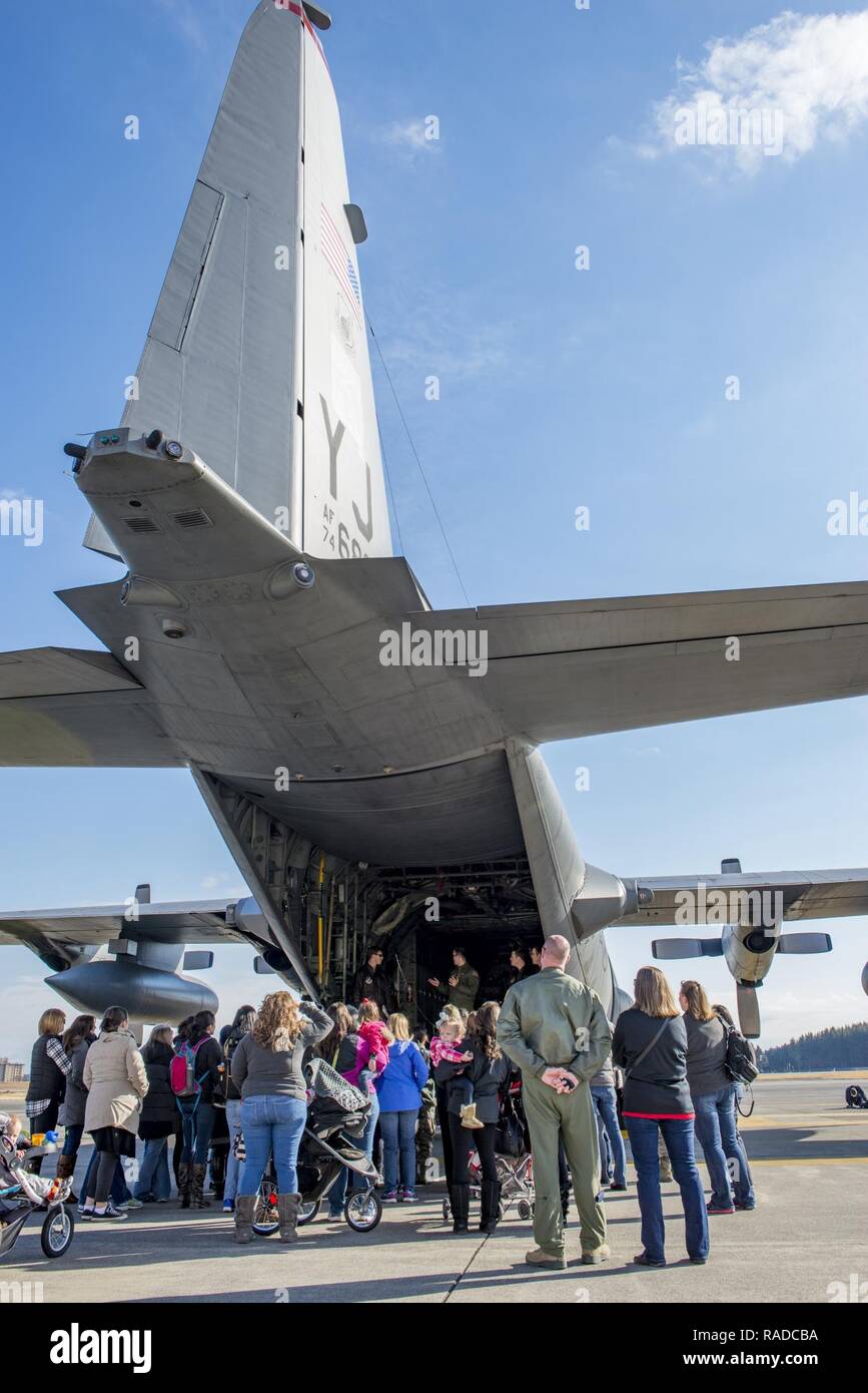 Les conjoints des militaires d'écouter un exposé sur la sécurité avant de voler sur un C-130H Hercules pendant un vol d'orientation conjoint le 1 février 2017, à Yokota Air Base, le Japon. Environ 190 conjoints ont participé à l'événement et ont pu voler sur trois cellules différentes ; C-130H Hercules, C-12 Huron et un UH-1N'Iroquois. Banque D'Images