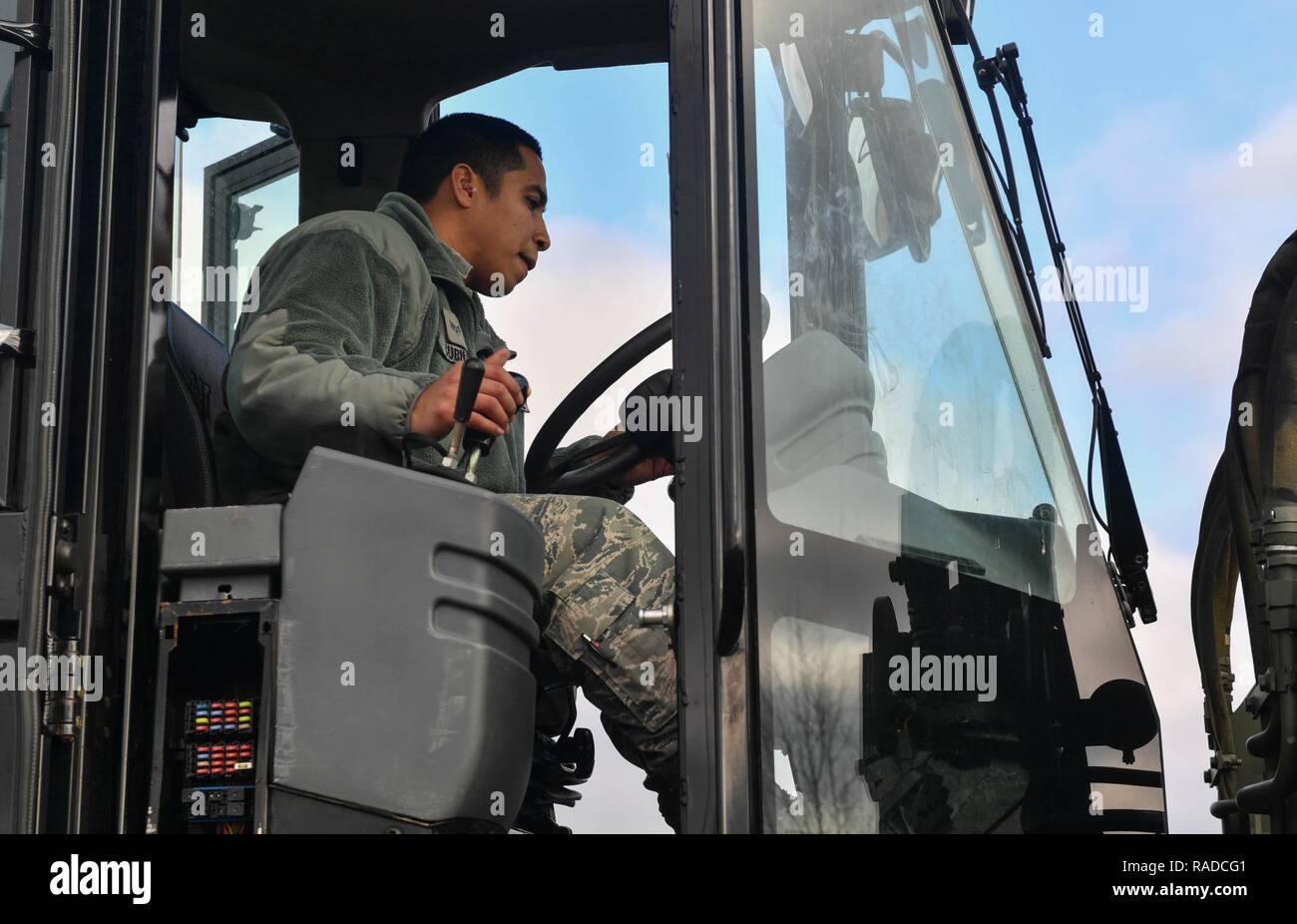 U.S. Air Force aviateur Senior Tomas Cubilla, 435ème escadron d'intervention d'urgence, technicien porter aérienne opère un chariot élévateur en alternance 10K pendant l'exercice austère Forge sur base aérienne de Ramstein, en Allemagne, le 31 janvier 2017. Tous les équipements utilisés pour l'exercice a dû être pesé et correctement fixés aux palettes pour le transport en avion. Le 435ème Groupe d'intervention d'urgence ont participé à l'exercice d'exercer leur capacité de déployer dans un délai de 72 heures. Banque D'Images