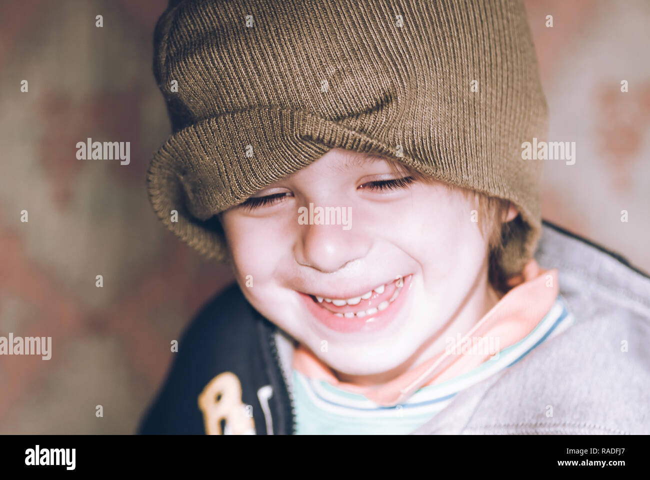 Petit enfant rire - connexions sensorielles Banque D'Images