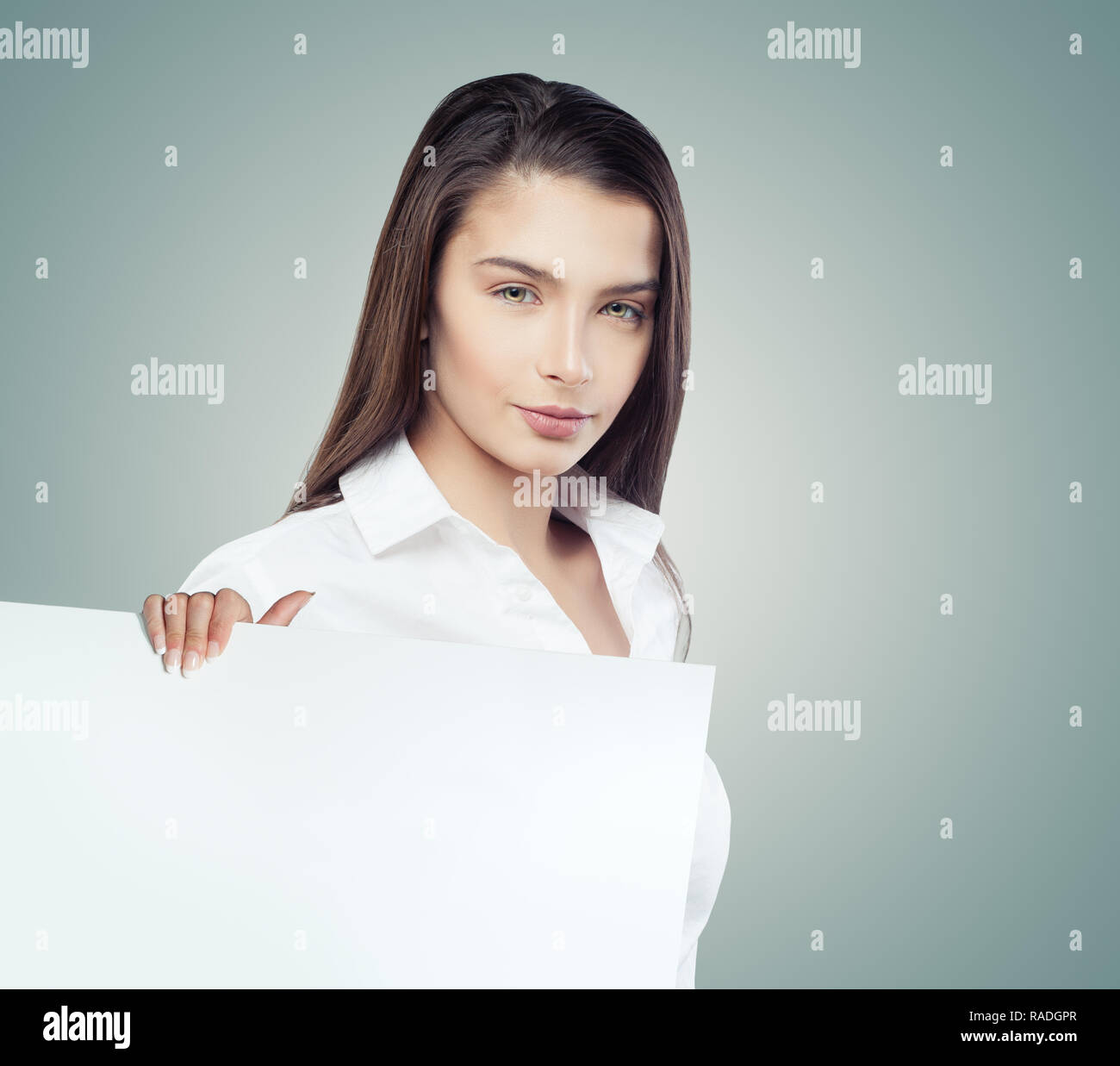 Smart woman bannière papier blanc vide avec copie espace pour advertisiment. La réussite de l'entreprise, publicité marketing ou professio Banque D'Images
