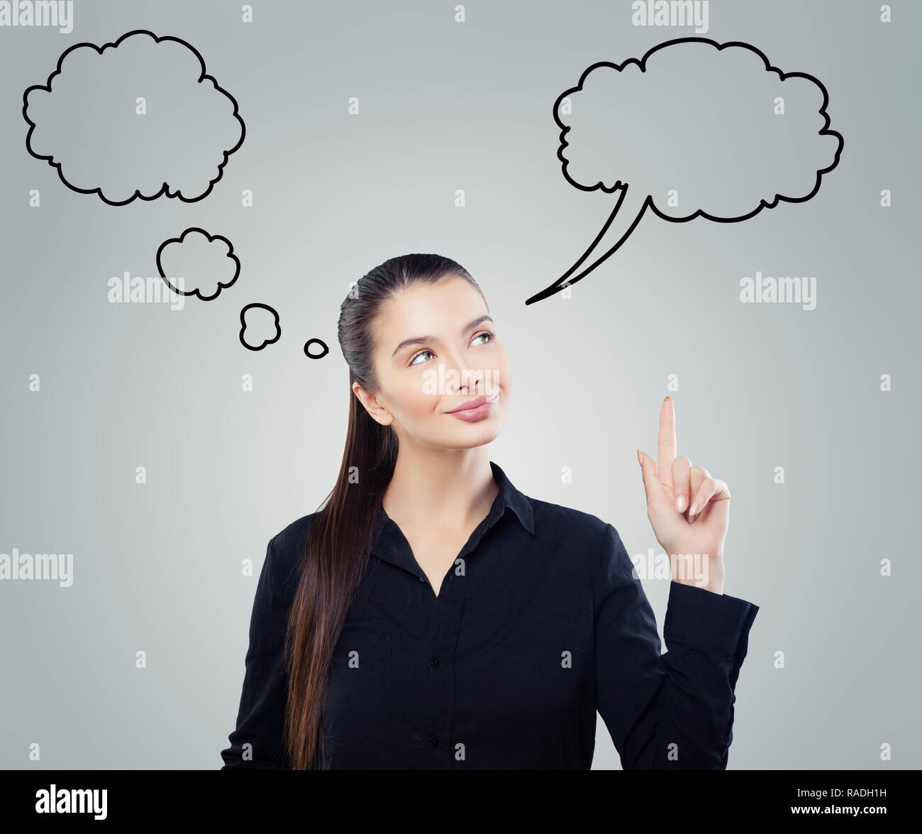 Business Woman pointing son doigt vers le haut sur les nuages de la bulle vide avec copie espace. Happy girl portrait étudiant Banque D'Images