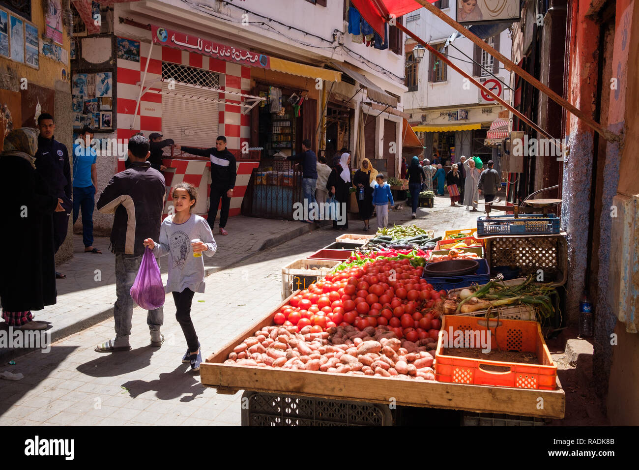Maroc : Casablanca. Scène de rue, dans l'ancienne médina. Étals de légumes et de boutiques. *** *** Légende locale Banque D'Images