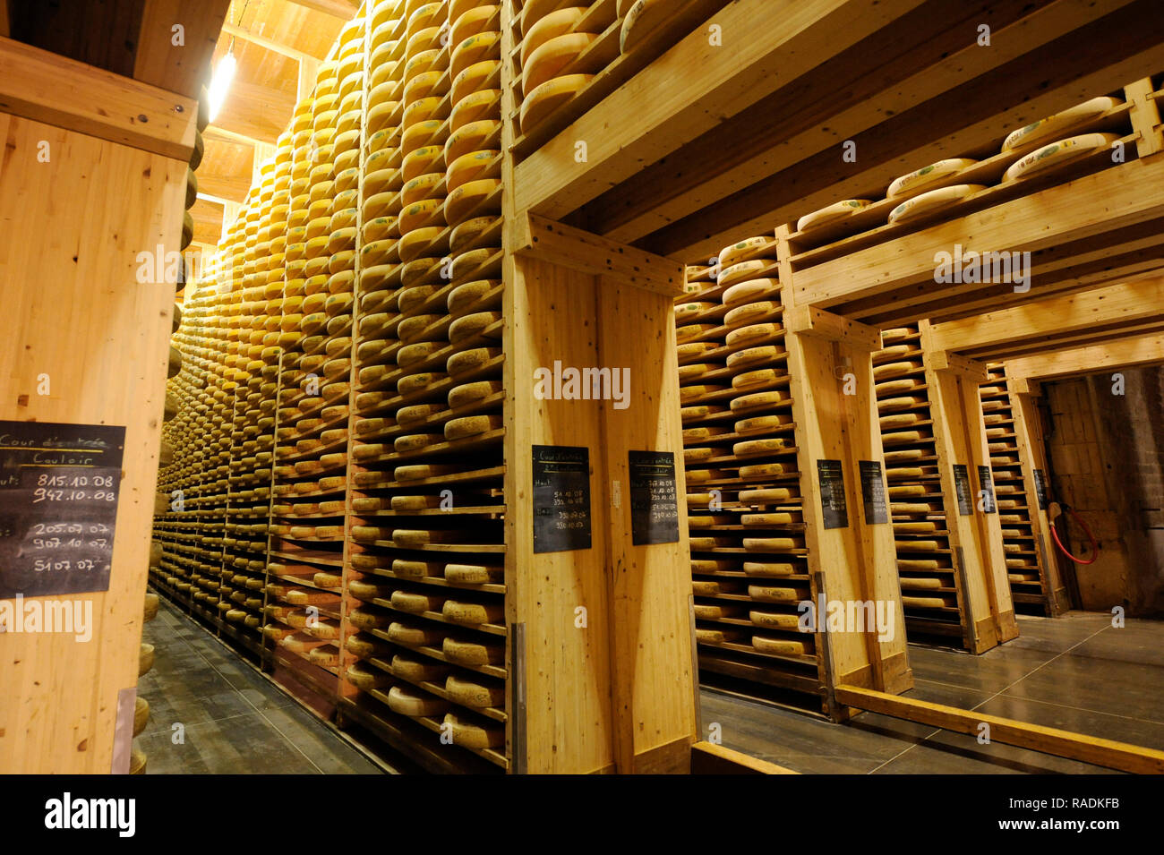 Comte de fromage dans la petite du fort Saint-Antoine' caves d'affinage de  l'Est (France) *** légende locale *** Photo Stock - Alamy