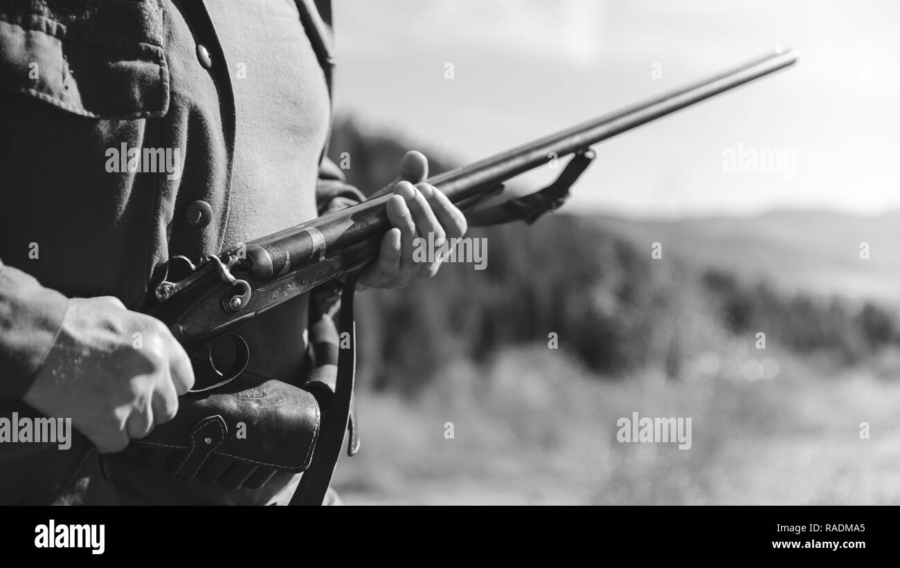 Hunter avec fusil à canon double horizontale sur la chasse dans les montagnes Banque D'Images