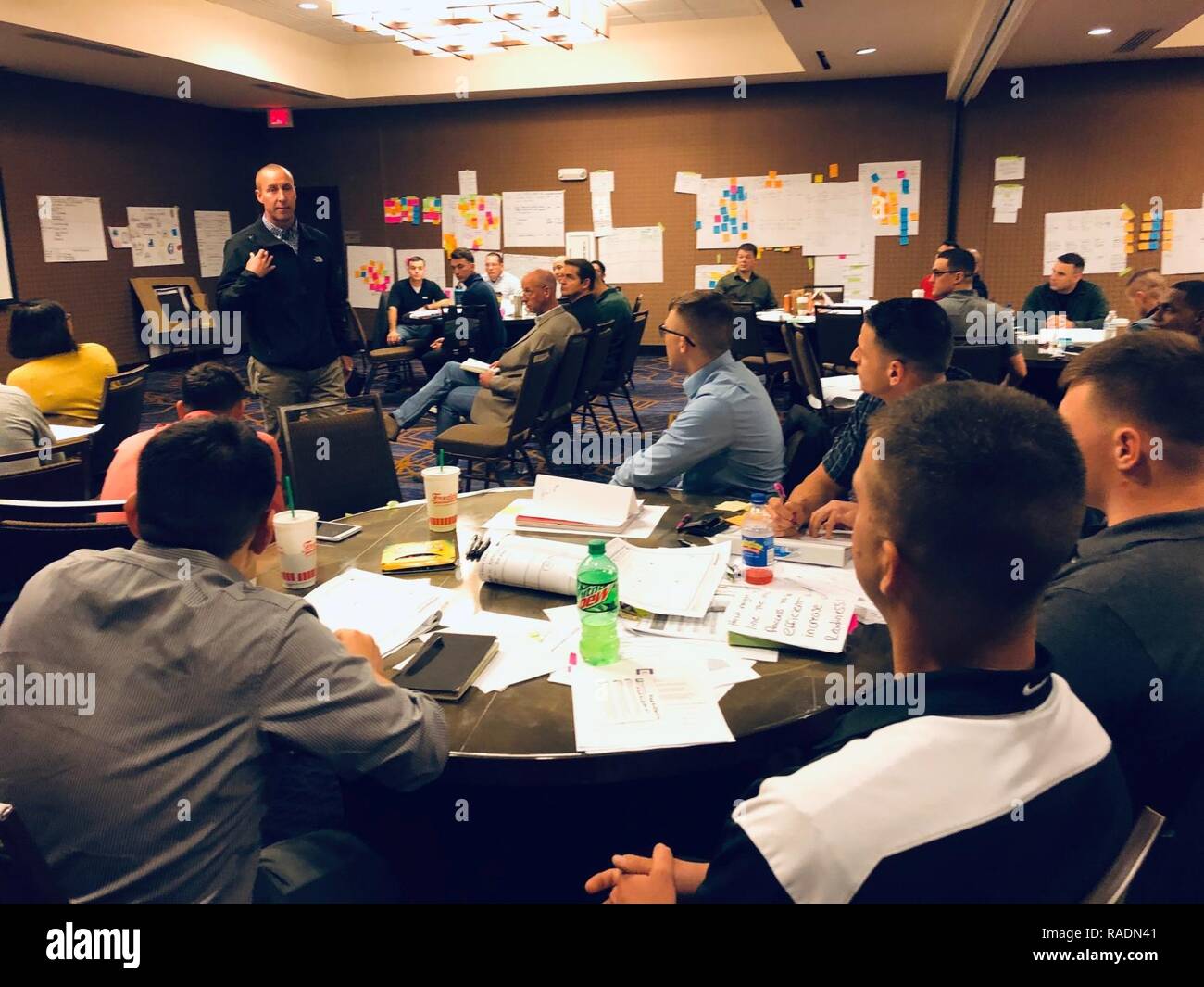 U.S. Marine Corps Brig. Le général KEVIN J. Stewart, commandant du 2e Groupe Logistique Maritime, adresses des Marines et marins au cours de la première Innovation Bootcamp à Jacksonville, N.C., 10-14 décembre 2018. La semaine de formation a été facilitée par MD5 : l'Innovation de la Défense, la sécurité nationale a accéléré l'accélérateur de technologie, et de promouvoir le leadership MLG 2ème et création d'une pensée novatrice. Le cours a porté sur l'application de la conception centrée sur l'humain, de cadrage des problèmes, Lean LaunchPad, toile, modèle de la Mission et du concept du produit minimum viable pour résoudre les problèmes de MLG 2e. Banque D'Images