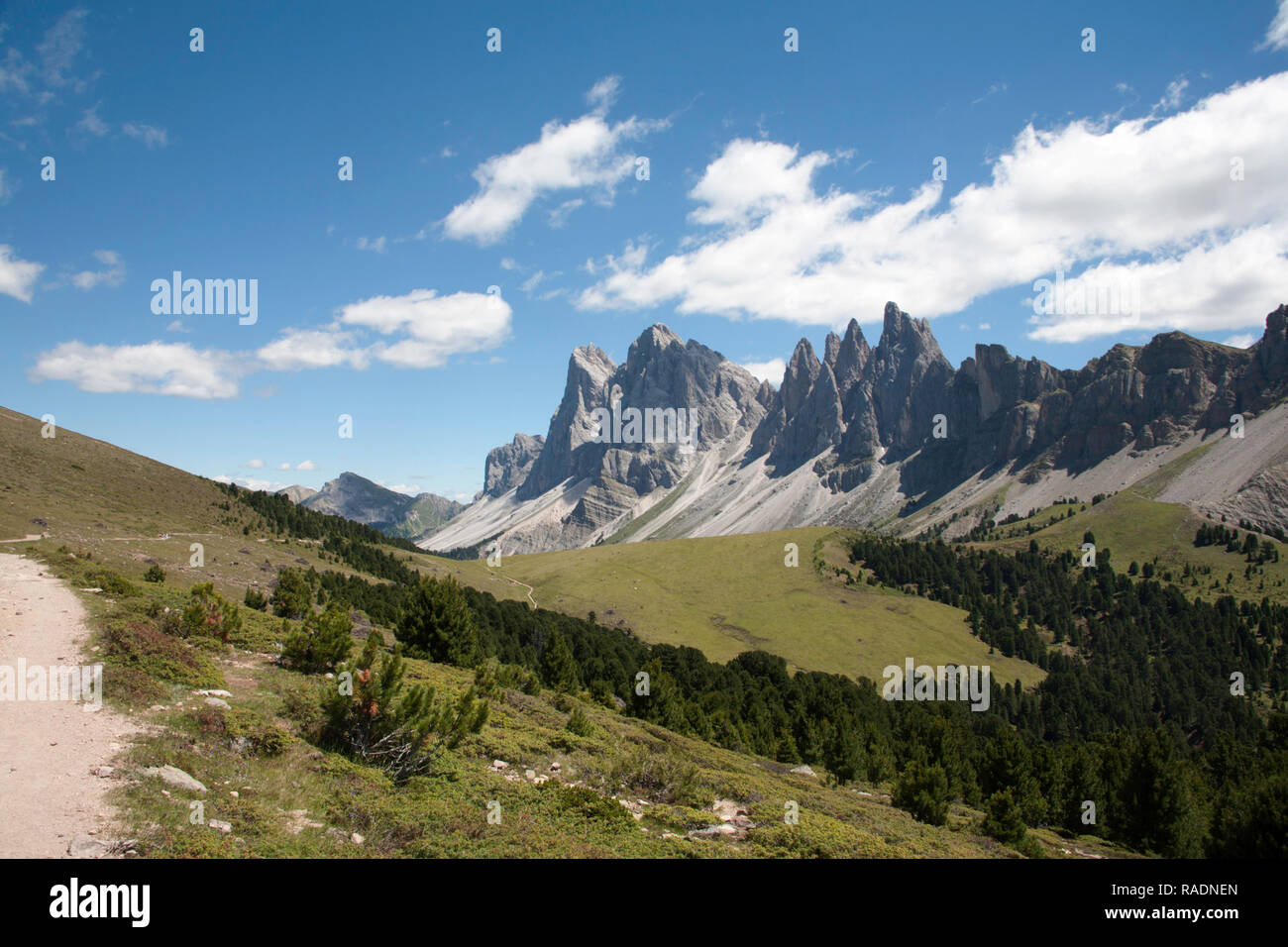 Le Gruppe Geisler ou Gruppo delle Odle du Rasciesa au-dessus de la Val Gardena Dolomites Italie été Banque D'Images