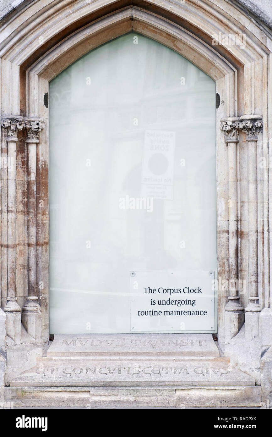 Tiré le rideau sur l'horloge chronophage dans la fenêtre d'une bibliothèque à Corpus Christi College, Université de Cambridge, Angleterre, pour ma routine Banque D'Images