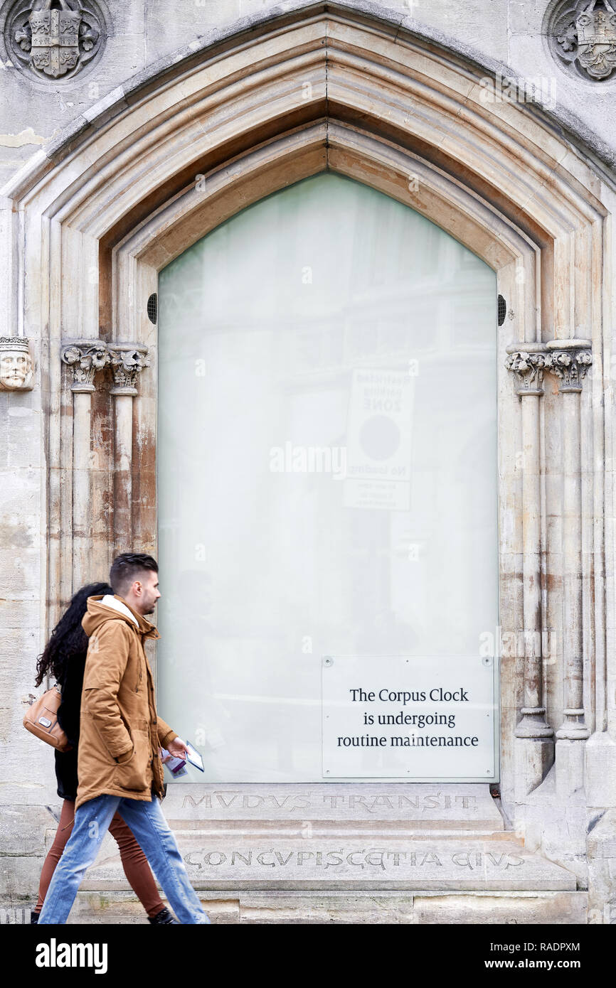 Tiré le rideau sur l'horloge chronophage dans la fenêtre d'une bibliothèque à Corpus Christi College, Université de Cambridge, Angleterre, pour ma routine Banque D'Images