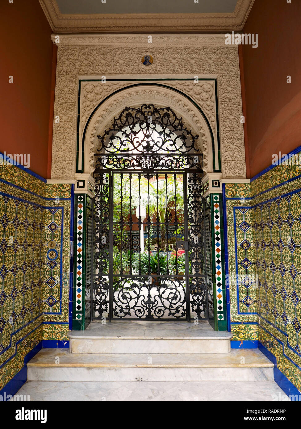 L'Andalouse dans ce couloir d'une maison dans le quartier juif de Séville, Andalousie, espagne. Banque D'Images