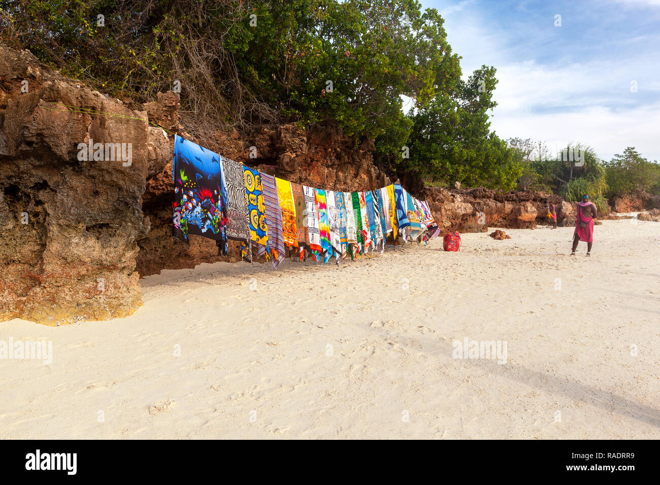 Plage en pierre, Zanzibar, Tanzanie - le 21 janvier 2017. La population locale la vente de foulards colorés sur la plage. Banque D'Images