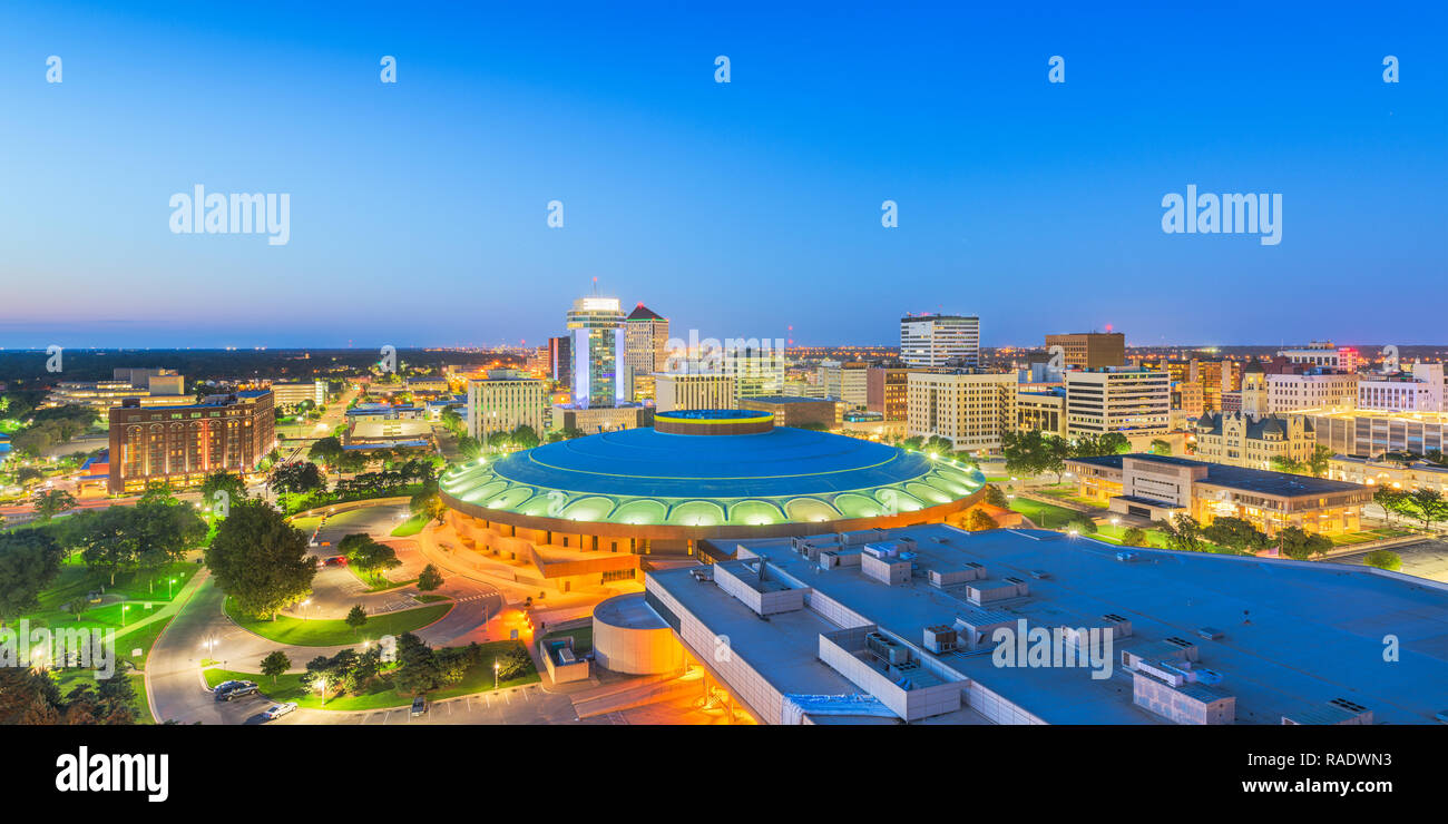 Wichita, Kansas, États-Unis centre-ville au crépuscule. Banque D'Images