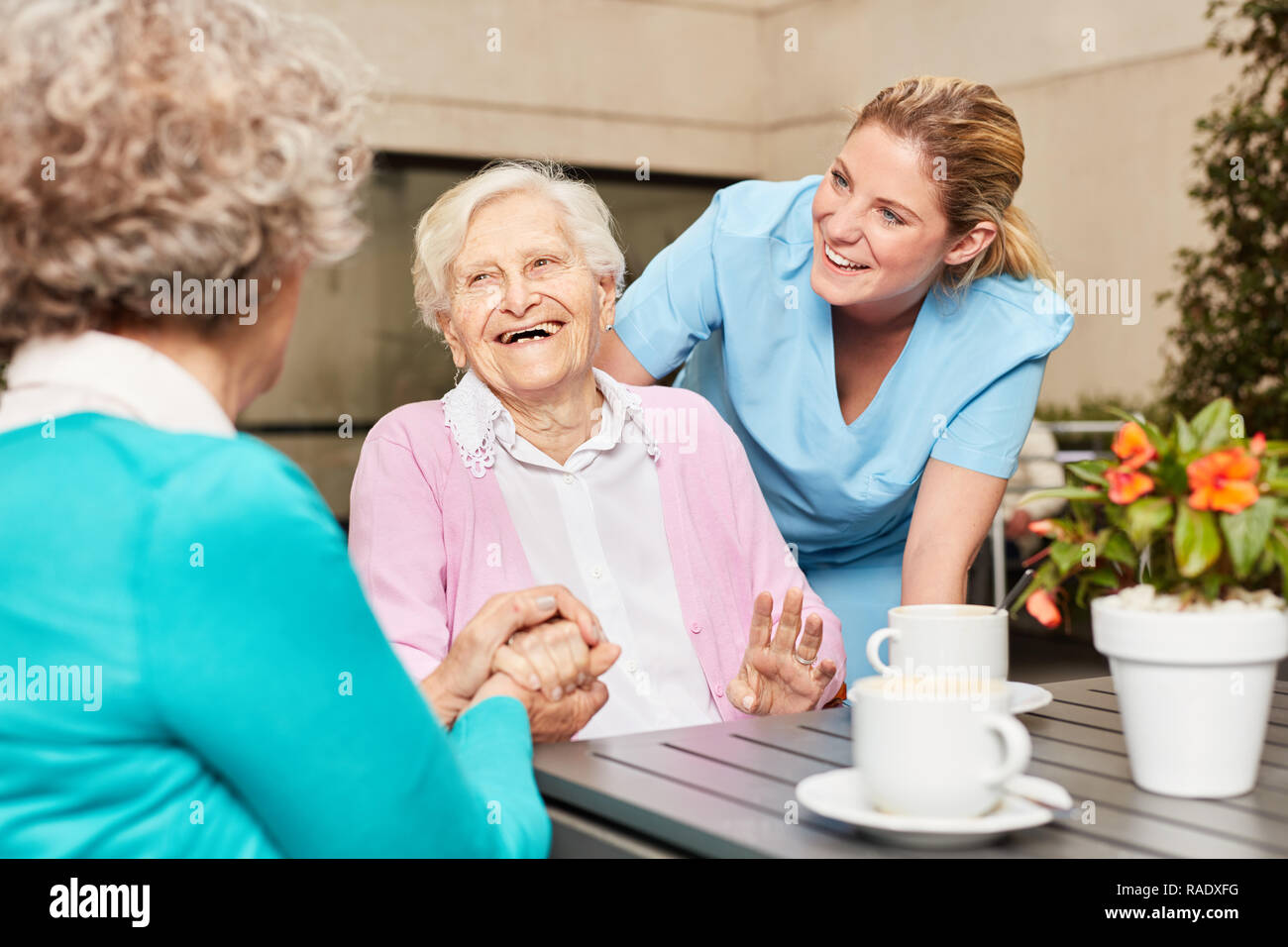 Les femmes âgées rire et avoir du plaisir dans la maison de retraite de boire du café Banque D'Images
