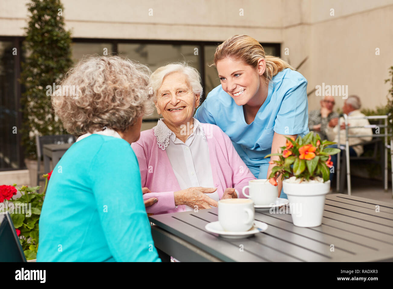 Deux femmes âgées de parler tout en buvant du café à la maison de retraite Banque D'Images