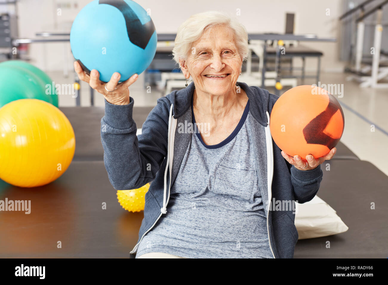 Soldes femme Senior balles que pour la coordination de l'exercice en  ergothérapie Photo Stock - Alamy