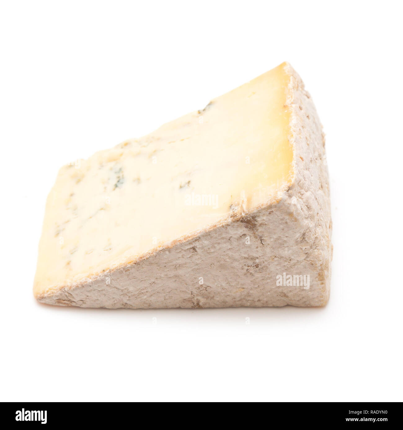 Le fromage stilton bleu mature isolated on a white background studio. Banque D'Images