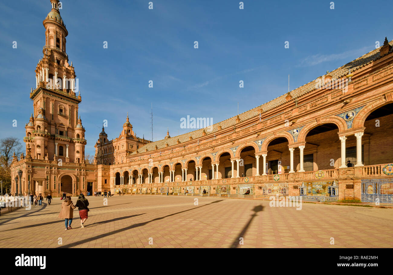 PALACIO ESPANOL DANS LE PARC MARIA LUISA SÉVILLE ESPAGNE BANCS CARRELÉE REPRÉSENTANT HISTOIRE DES 58 PROVINCES DE L'ESPAGNE Banque D'Images