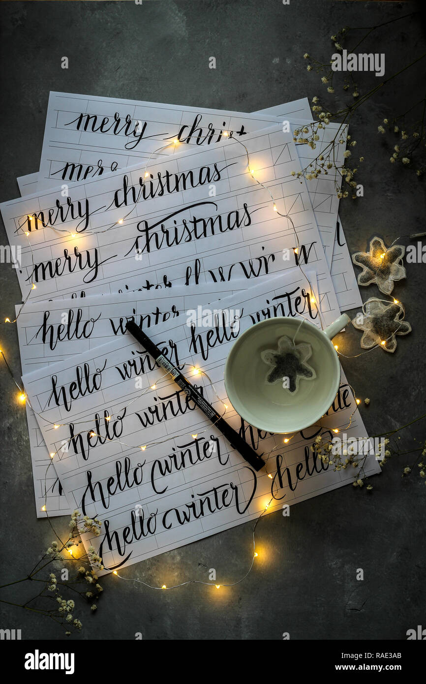 La pratique de l'écriture avec une tasse de thé Banque D'Images