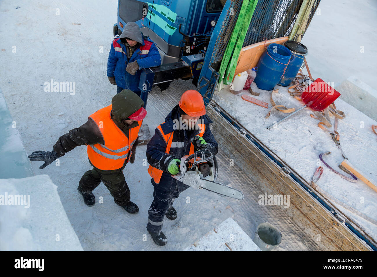 Les installateurs sont la construction d'une ville de glace de blocs de glace Banque D'Images