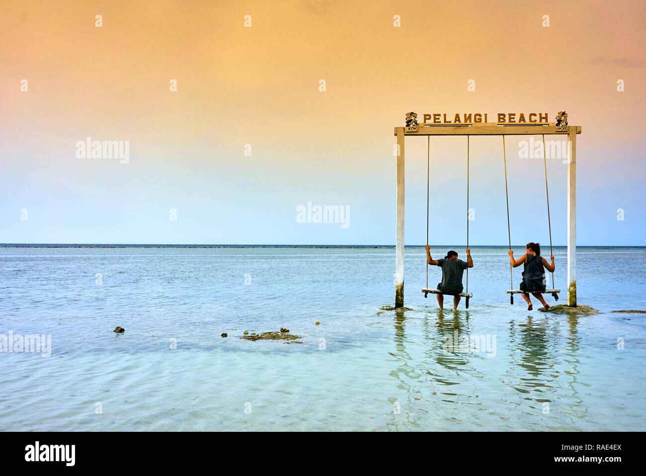 Swing sur la mer Pelangi beach sur Gili Air, West Nusa Tenggara, en Indonésie, en Asie du Sud-Est, l'Asie Banque D'Images