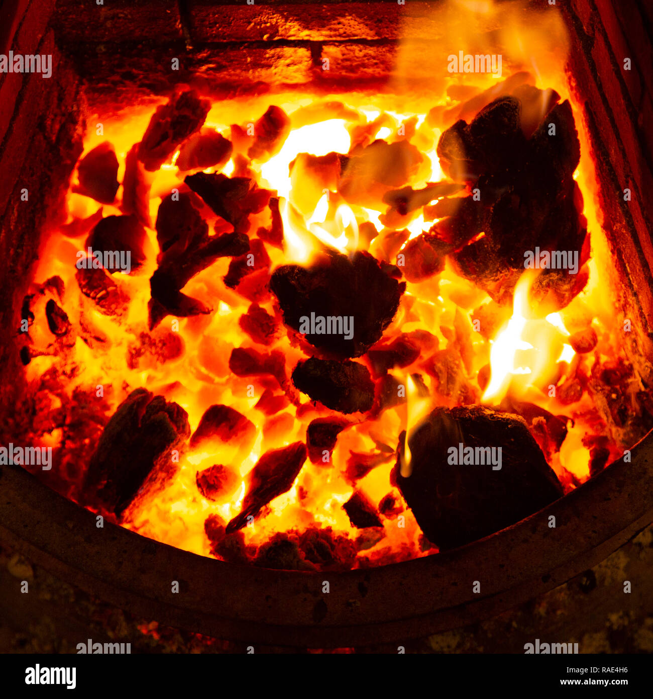 Brûler un feu ouvert en hiver. Bougies de braises dans le foyer lumineux. Banque D'Images