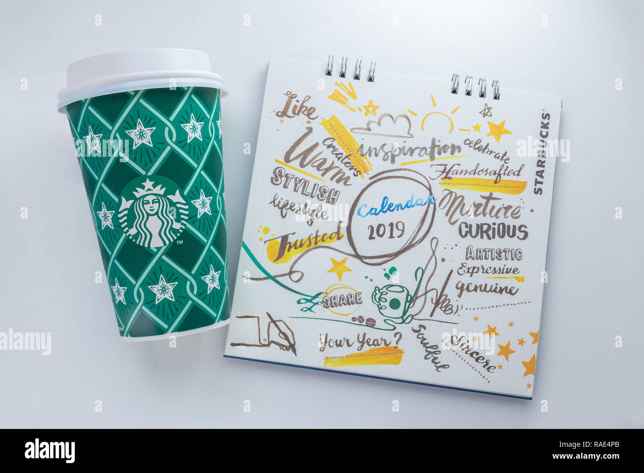 CHIANG MAI, THAÏLANDE - 1 janvier 2019 - Calendrier 2019 Starbucks et d'apporter à la maison maison de vacances cup line up sur fond blanc dans Chiang Mai, Thaïlande le Janua Banque D'Images