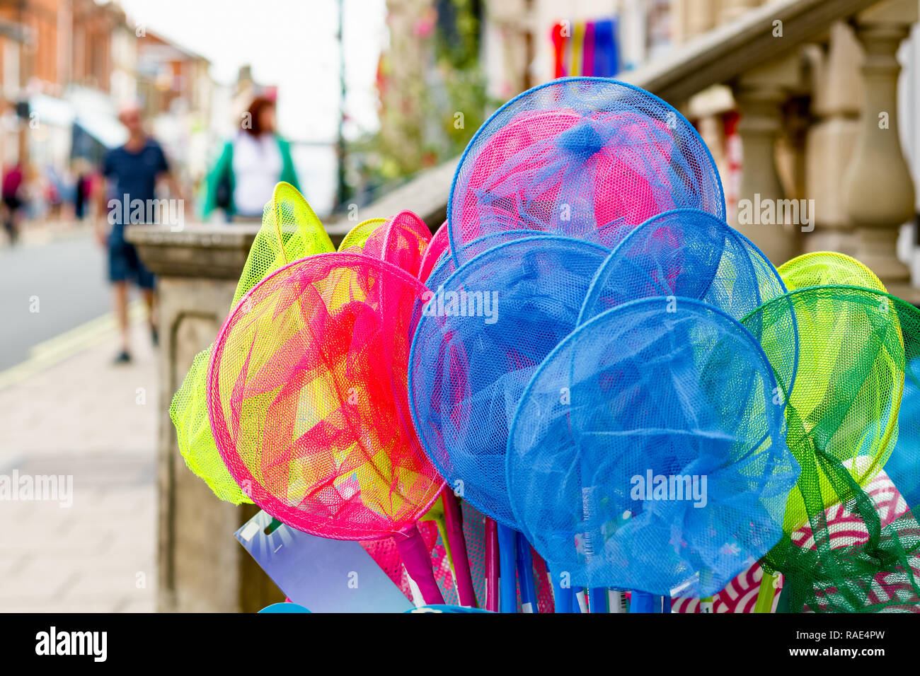 Filets de pêche télescopique colorés sur l'affichage pour vendre à la ville balnéaire populaire de Southwold le Royaume-Uni Banque D'Images