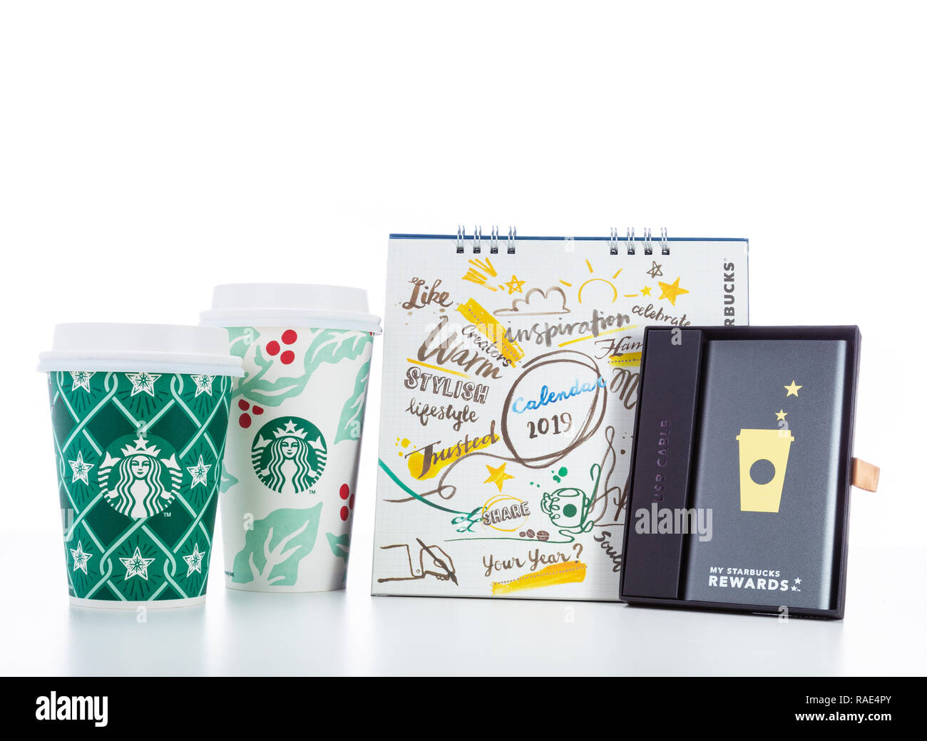 CHIANG MAI, THAÏLANDE - 1 janvier 2019 - Calendrier 2019 Starbucks et le pouvoir de récompense et de cadeaux banque prendre Accueil Maison de vacances cup line up sur fond blanc dans Ch Banque D'Images