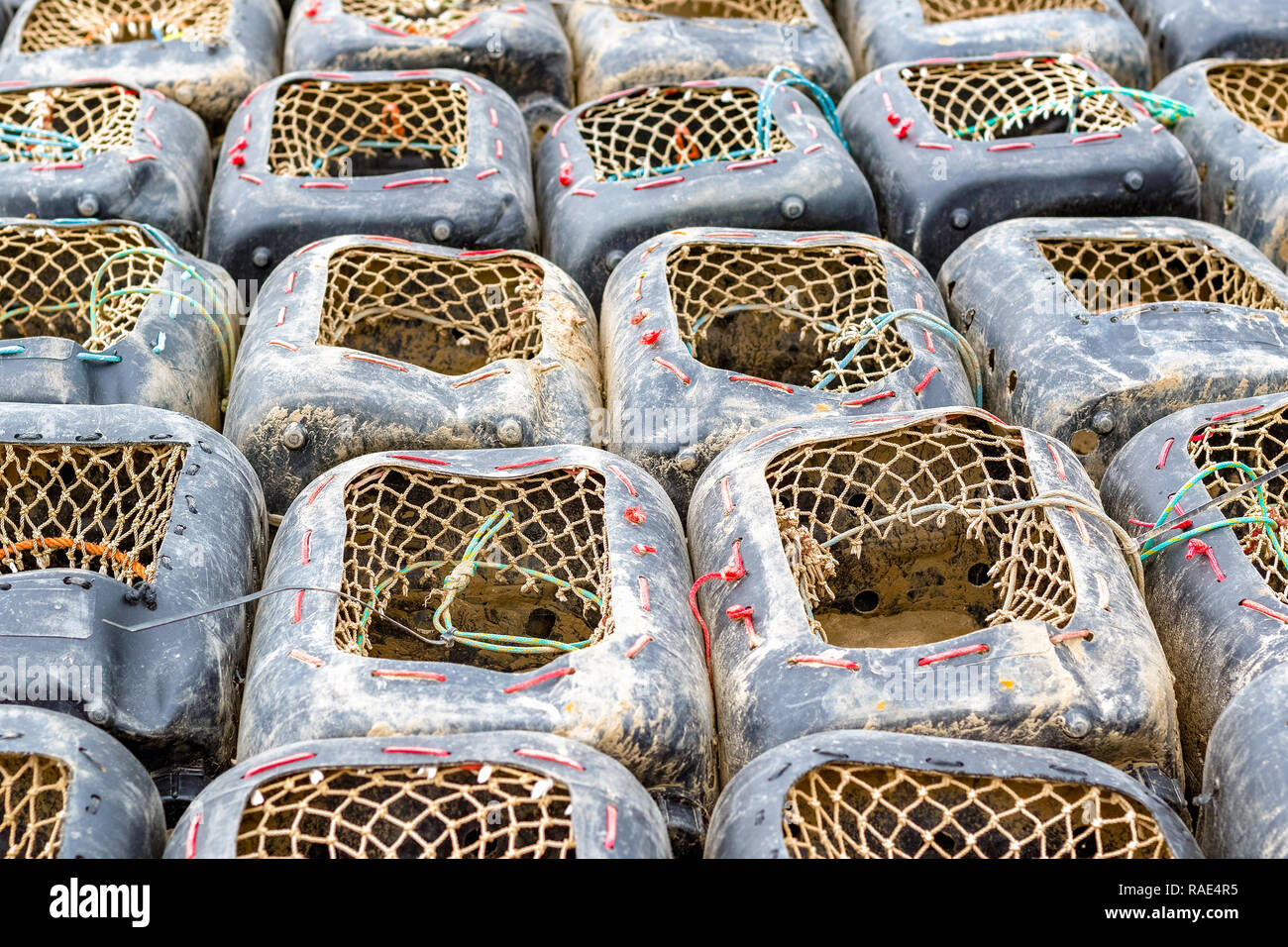 Outils de pêche flottant en plastique mis sur Southwold Harbour dans la célèbre ville balnéaire de la UK Southwold Banque D'Images