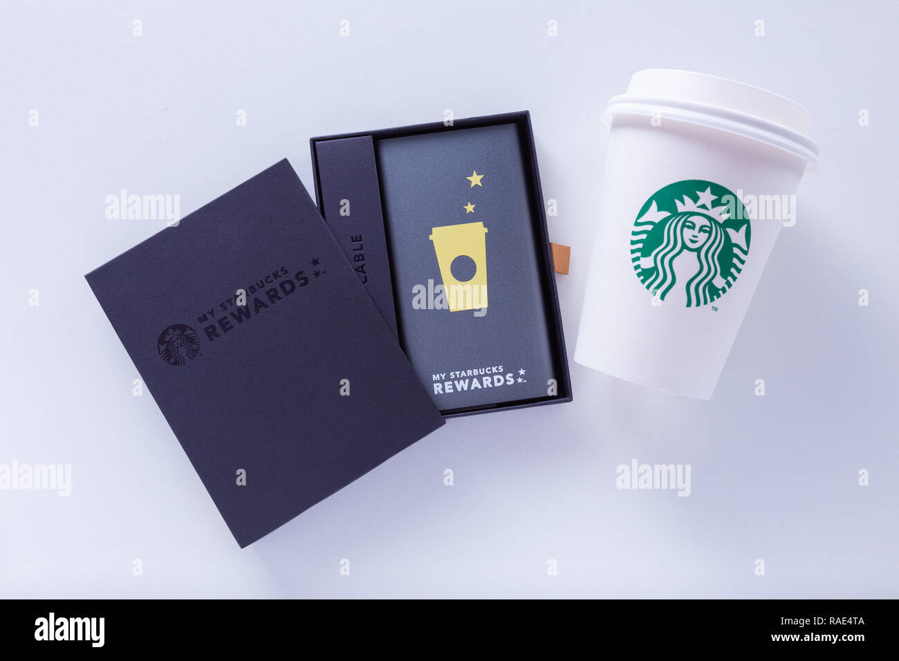 CHIANG MAI, THAÏLANDE - 1 janvier 2019 - La banque d'alimentation Starbucks Cadeau de fidélité et de prendre la ligne de coupe accueil sur fond blanc dans Chiang Mai, Thaïlande le Janu Banque D'Images