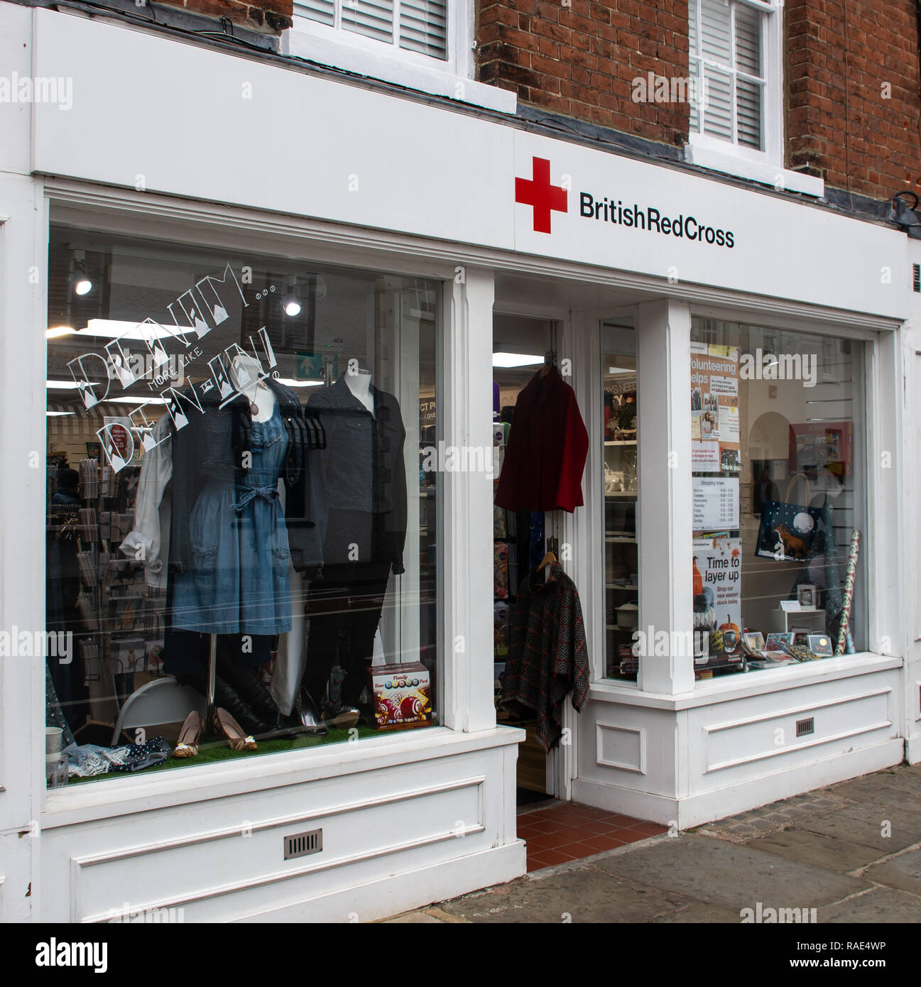 Chichester, Royaume-Uni - 06 octobre 2018 : La façade de la Croix-Rouge britannique charity shop dans la rue du Nord Banque D'Images
