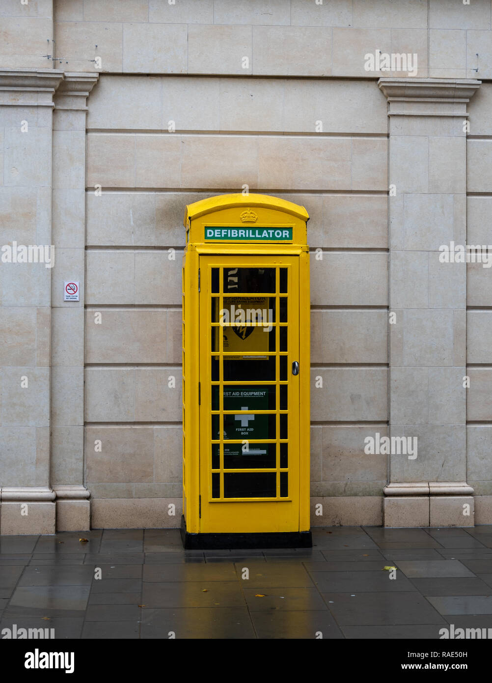 Bath, Royaume-Uni - 13 octobre 2018 : un ancien téléphone fort peint en jaune et converti à utiliser pour les premiers secours et à la défibrillation dans Southgate Street Banque D'Images