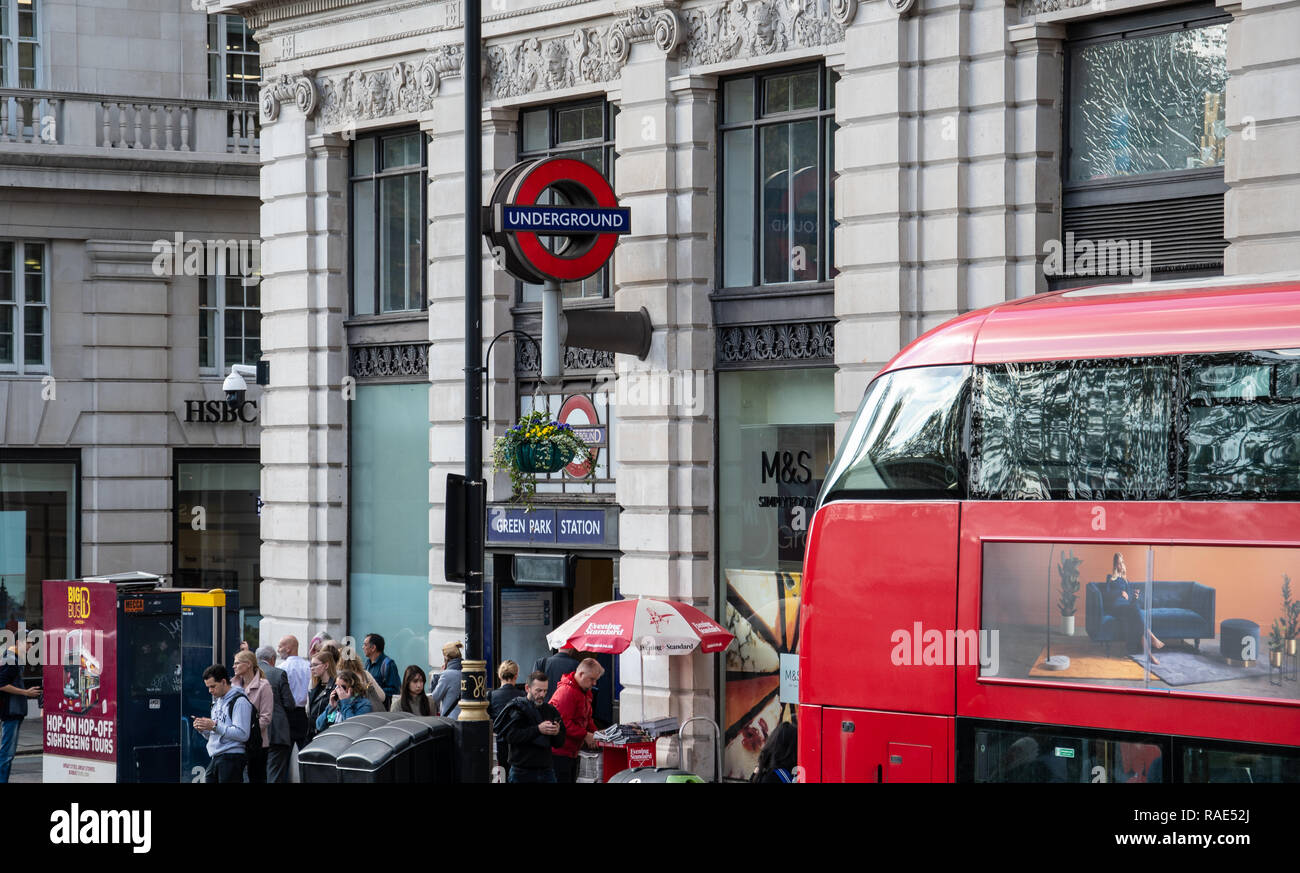 Londres, Royaume-Uni - 18 octobre 2018 : l'entrée de la station de métro Green Park sur Picadilly Banque D'Images