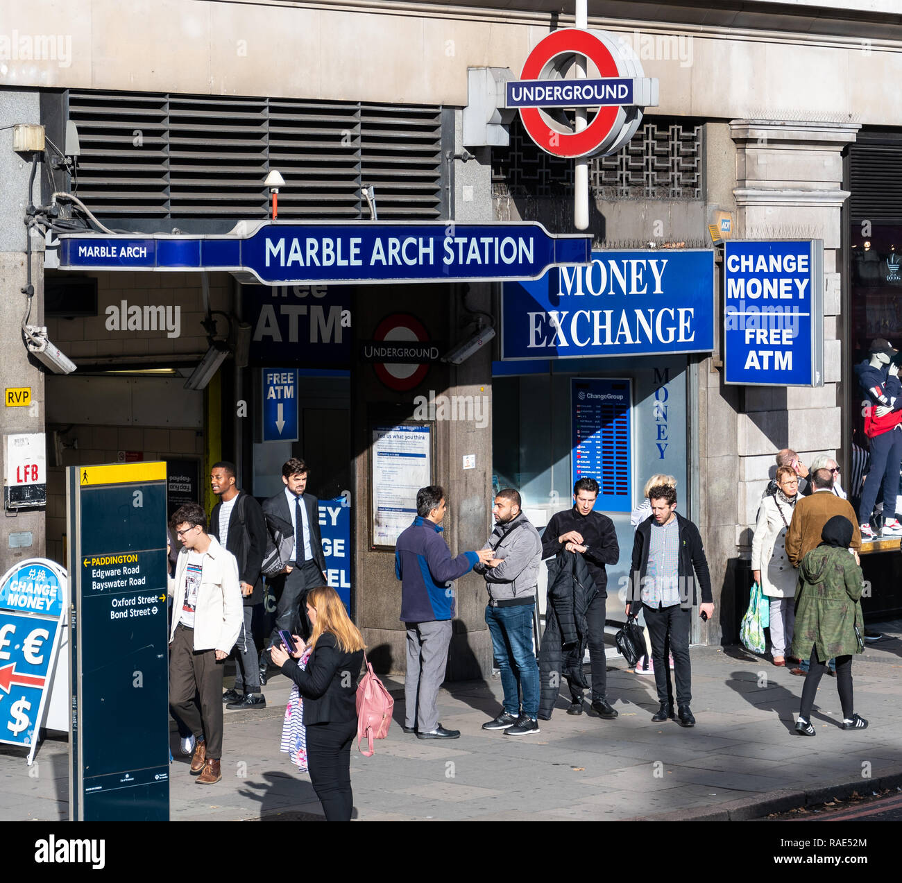 Londres, Royaume-Uni - 18 octobre 2018 : les navetteurs et touristes autour de l'entrée de la station de métro Marble Arch sur Oxford Street Banque D'Images