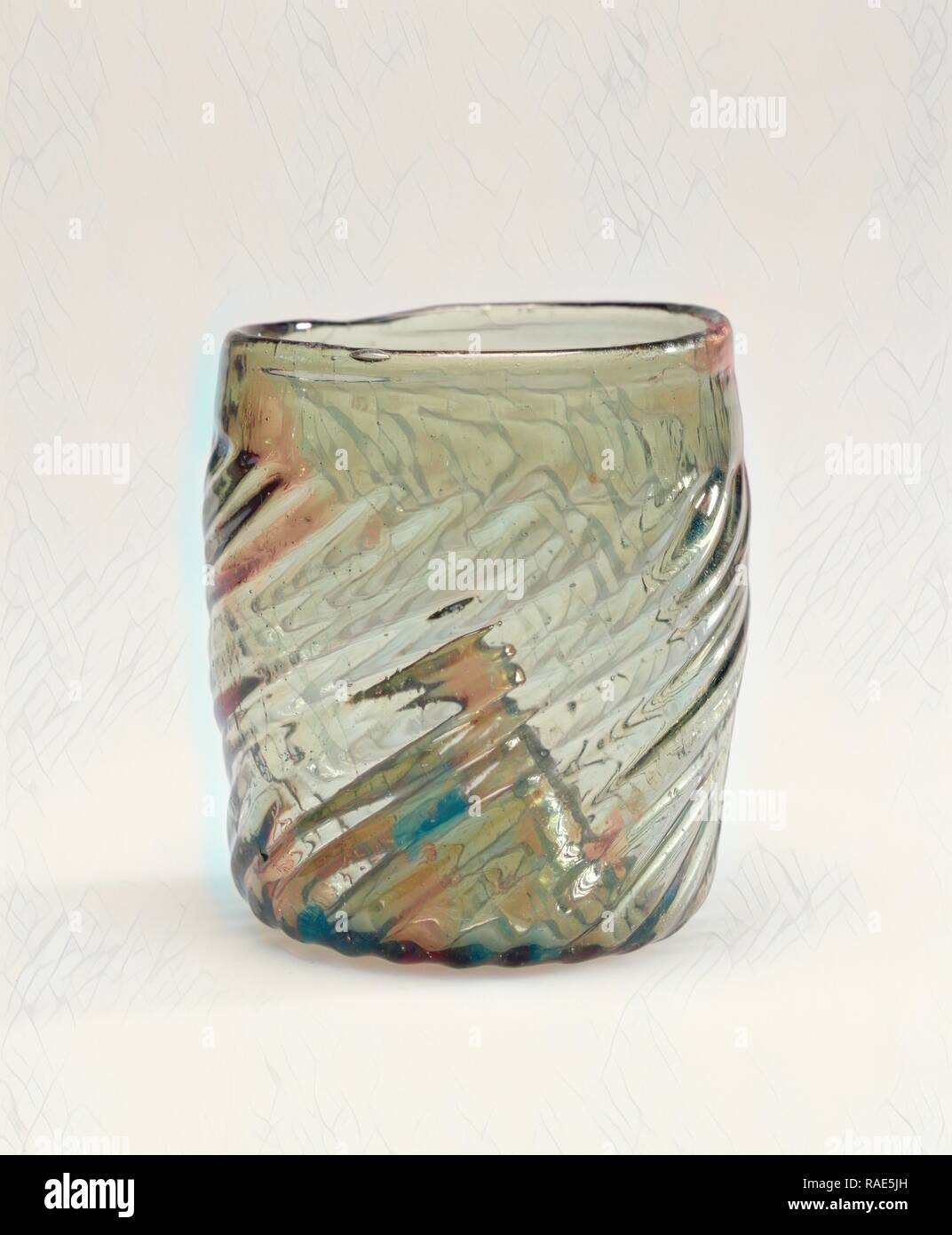 Bécher, environ 1400 - 1450, dark soufflé dans un moule en verre jaune-vert, 7,1 x 7 cm (2 x 2 13,16 3,4 in.). Repensé Banque D'Images Bécher, environ 1400 - 1450, dark soufflé dans un moule en verre jaune-vert, 7,1 x 7 cm (2 x 2 13,16 3,4 in.). Repensé Banque D'Images