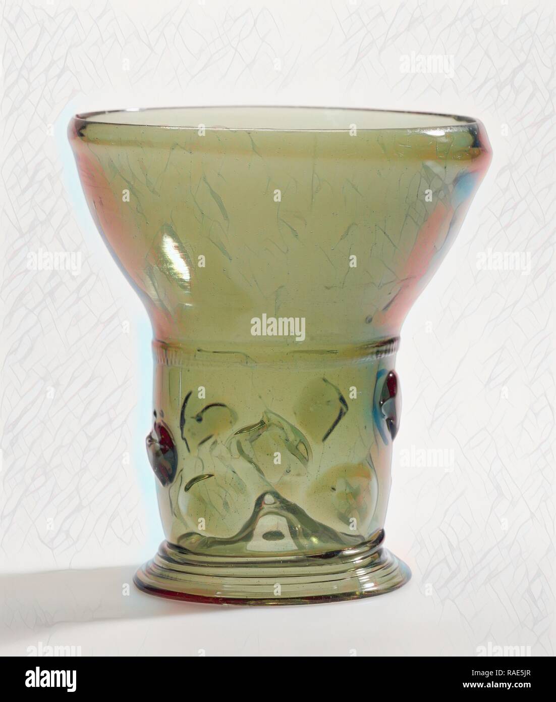 Prunted Becher (Berkemeyer), Pays-Bas, 1650 - 1675, véritable verre jaune-vert foncé avec décoration appliquée repensé Banque D'Images Prunted Becher (Berkemeyer), Pays-Bas, 1650 - 1675, véritable verre jaune-vert foncé avec décoration appliquée repensé Banque D'Images