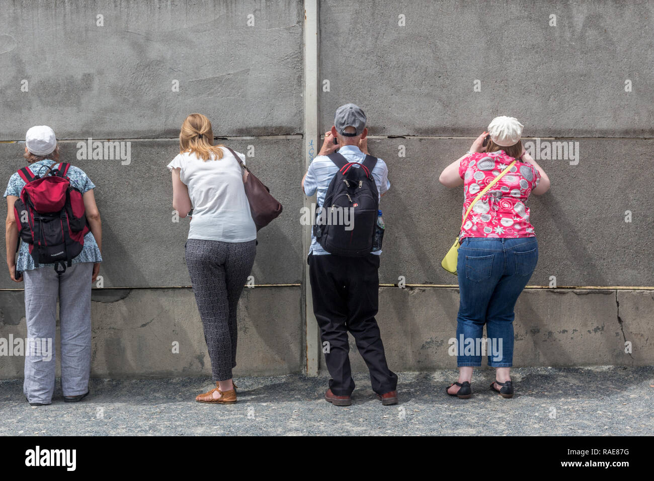 Berlin- Allemagne - Juin 2016 : Les Visiteurs regarder si une section de mur de Berlin (Berliner Mauer) dans Bernauer Strasse. Banque D'Images