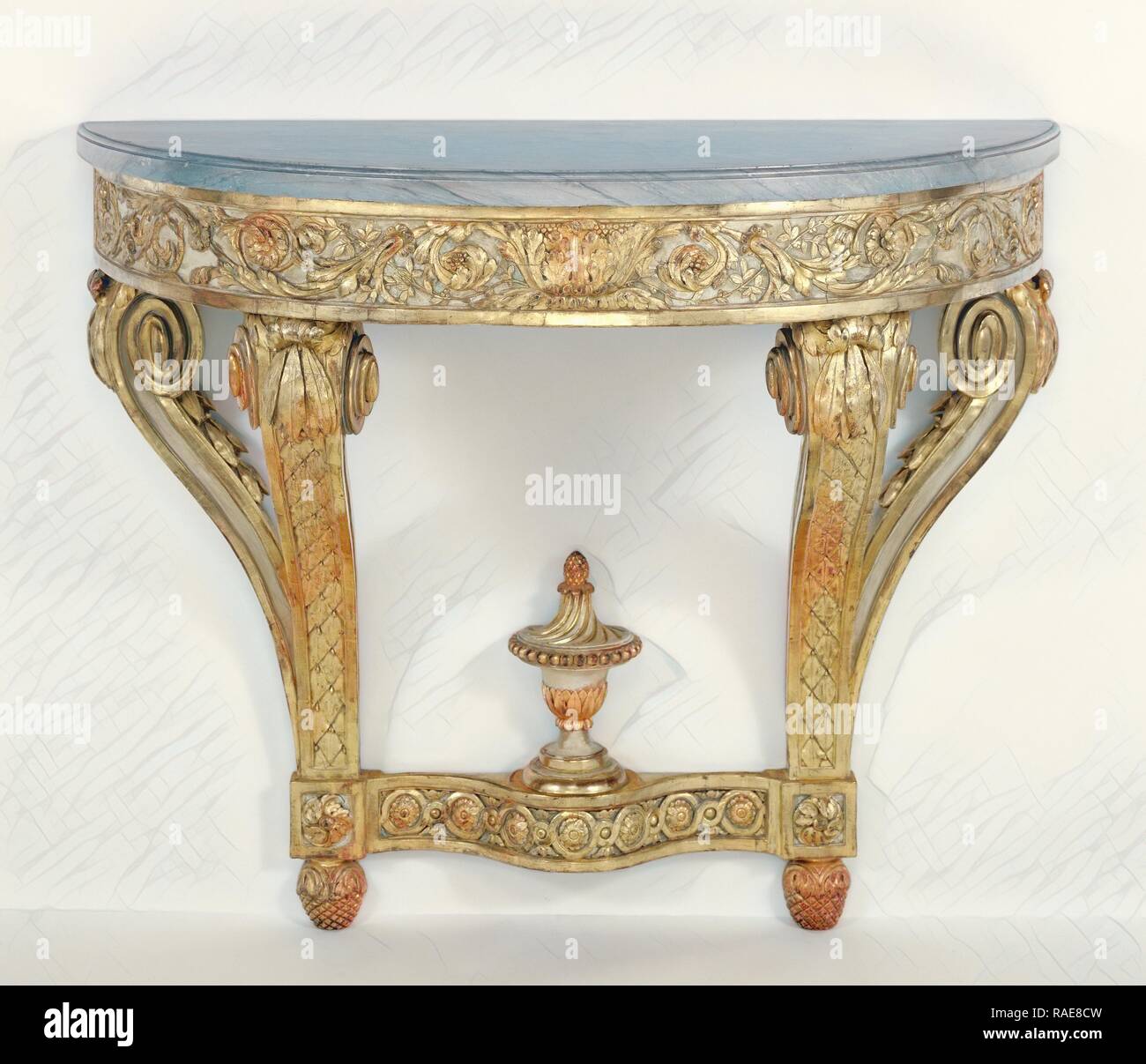 Table console, Paris, France, environ 1775, en chêne peint et doré avec bleu turquin en haut, 85,7 x 104,8 x 46,4 cm repensé Banque D'Images