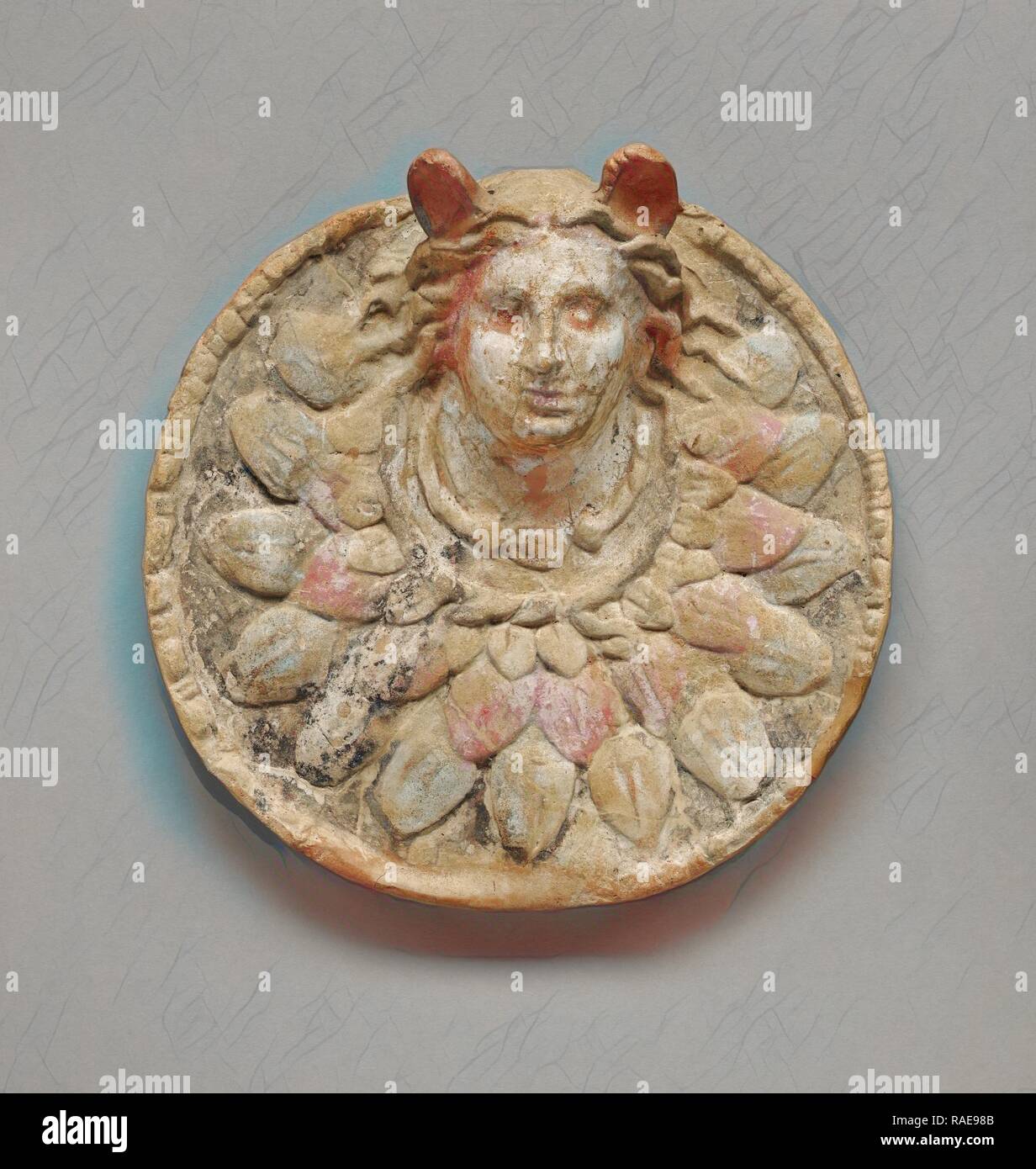 Clipeus avec la tête de Méduse, Sicile, Italie, 300 - 100 av. J.-C., terre cuite d'une couche de calcite ( ?) et repensé Banque D'Images