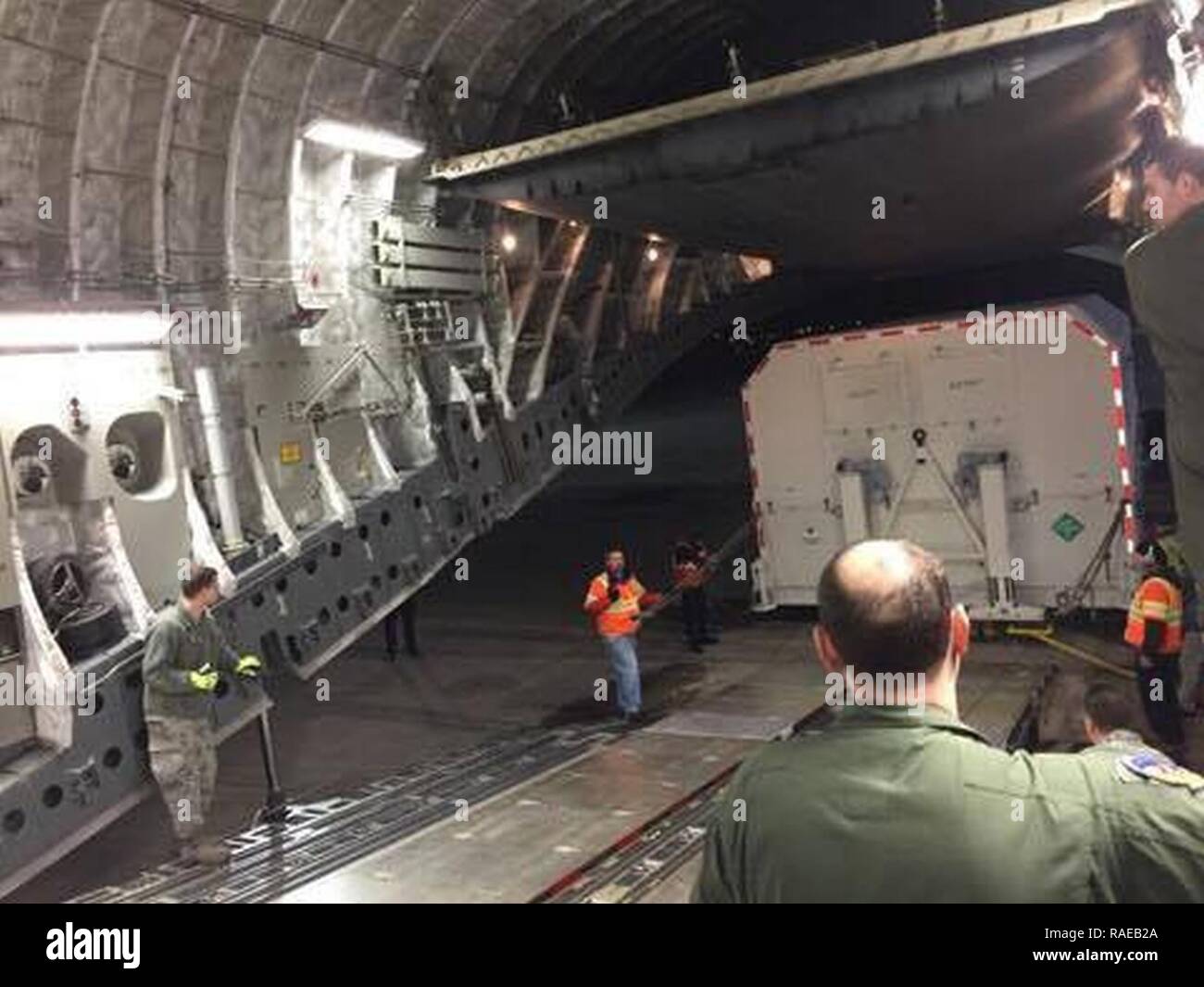 La charge du personnel un conteneur d'expédition, avec un bloc GPS III A l'intérieur, Pathfinder Satellite sur un C-17 Globemaster III, exploité par l'Escadron de transport aérien 3d, le 29 janvier 2017, au Space Coast Regional Airport à Titusville, en Floride, le GPS III est la prochaine génération de satellites GPS Navstar construit par Lockheed Martin Space Systems et exploité par l'Armée de l'air. Banque D'Images