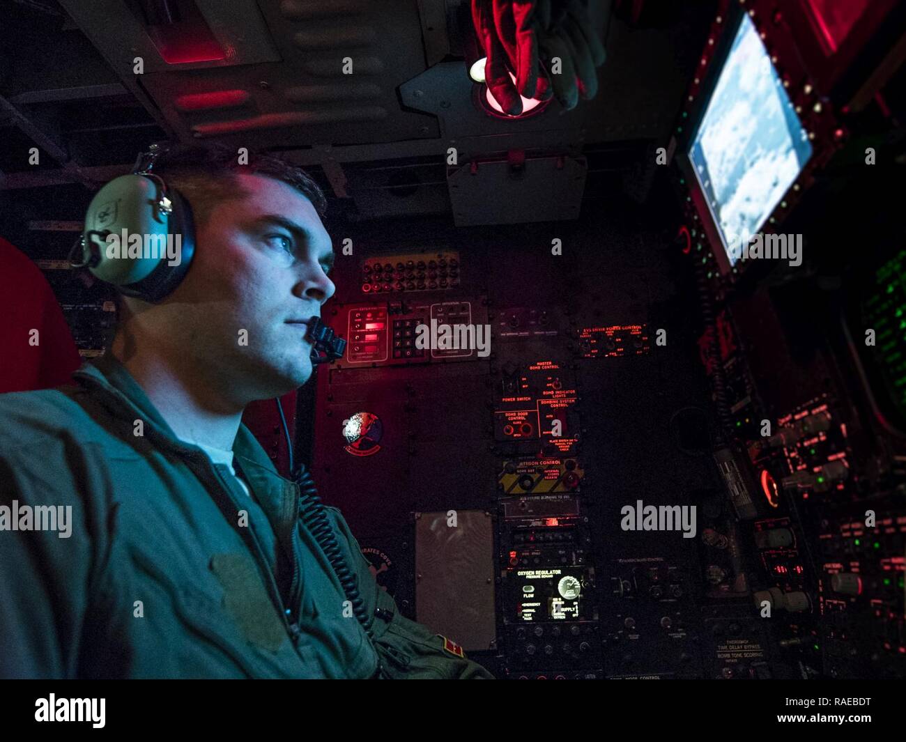 Le Capitaine Kent Johnson, 23e Bomb Squadron Agent de système d'armes, les analyses d'un écran couleur multifonctions à l'intérieur d'un B-52H Stratofortress au-dessus du Dakota du Nord, le 31 janvier 2017. Johnson avec un autre officier système d'armes, s'asseoir dans le compartiment de l'infraction, le contrôle de l'aéronef B-52's capacité des armes nucléaires. Banque D'Images