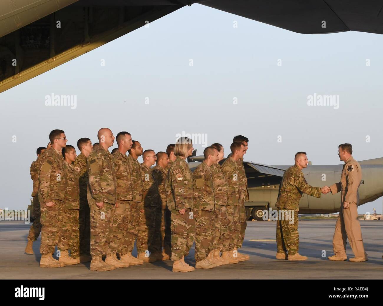 U.S. Air Force Gen. Tod Wolters, commandant des forces aériennes américaines en Europe et de l'Air Afrique (AFAFRICA-USAFE), accueille le 75e Escadron de transport aérien expéditionnaire et mixte de l'US Air Force de la finale de l'attaque aérienne au Camp Lemonnier, Djibouti, le 1 février 2017. Wolters visité avec les membres de l'US Air Force à Djibouti pour avoir un aperçu des missions intégrées et d'entendre sur les rôles d'aviateurs tout en appuyant l'ensemble Joint Task Force-Horn of Africa. Les membres assemblés à proximité de leur aéronef, un C-130J Super Hercules au cours de cette partie de l'USAFE-AFAFRICA visi du commandant Banque D'Images