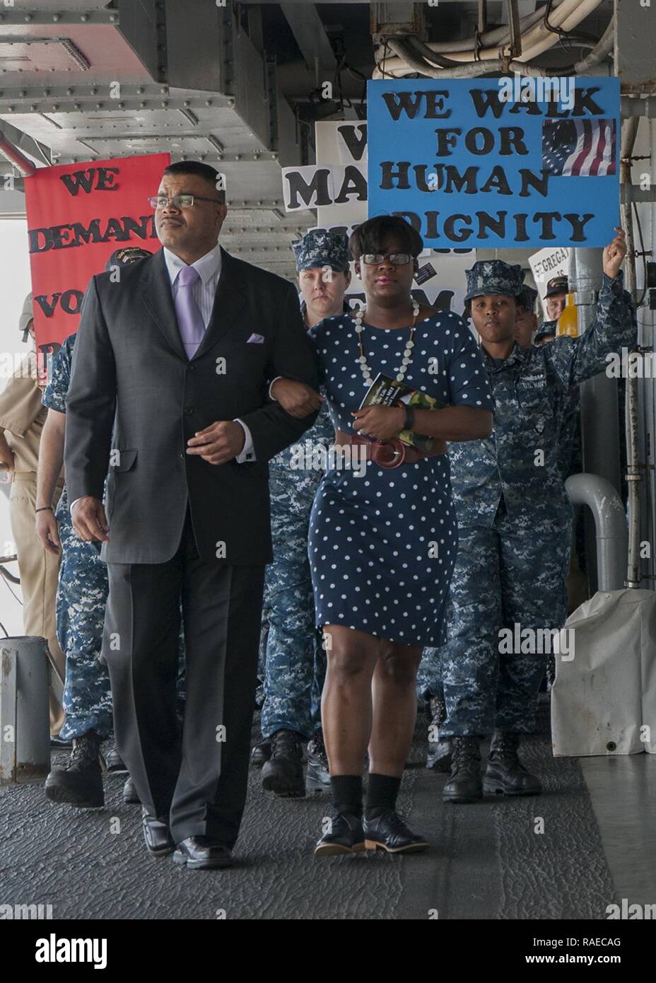 SANTA RITA, Guam (jan. 31, 2017) Senior Spécialiste des opérations en chef Charles Green et machiniste Mate 1re classe Ashley Johnson, attribué à l'offre Câble sous-marin USS Frank (40), le plomb marins durant une cérémonie honorant le Dr. Martin Luther King Jr. à bord du navire, le 31 janvier. La diversité du navire a tenu l'événement pour rejouer la1965 Selma à Montgomery pour mars vote dirigé par Martin Luther King Jr.'s Southern Christian Leadership Conference. Banque D'Images