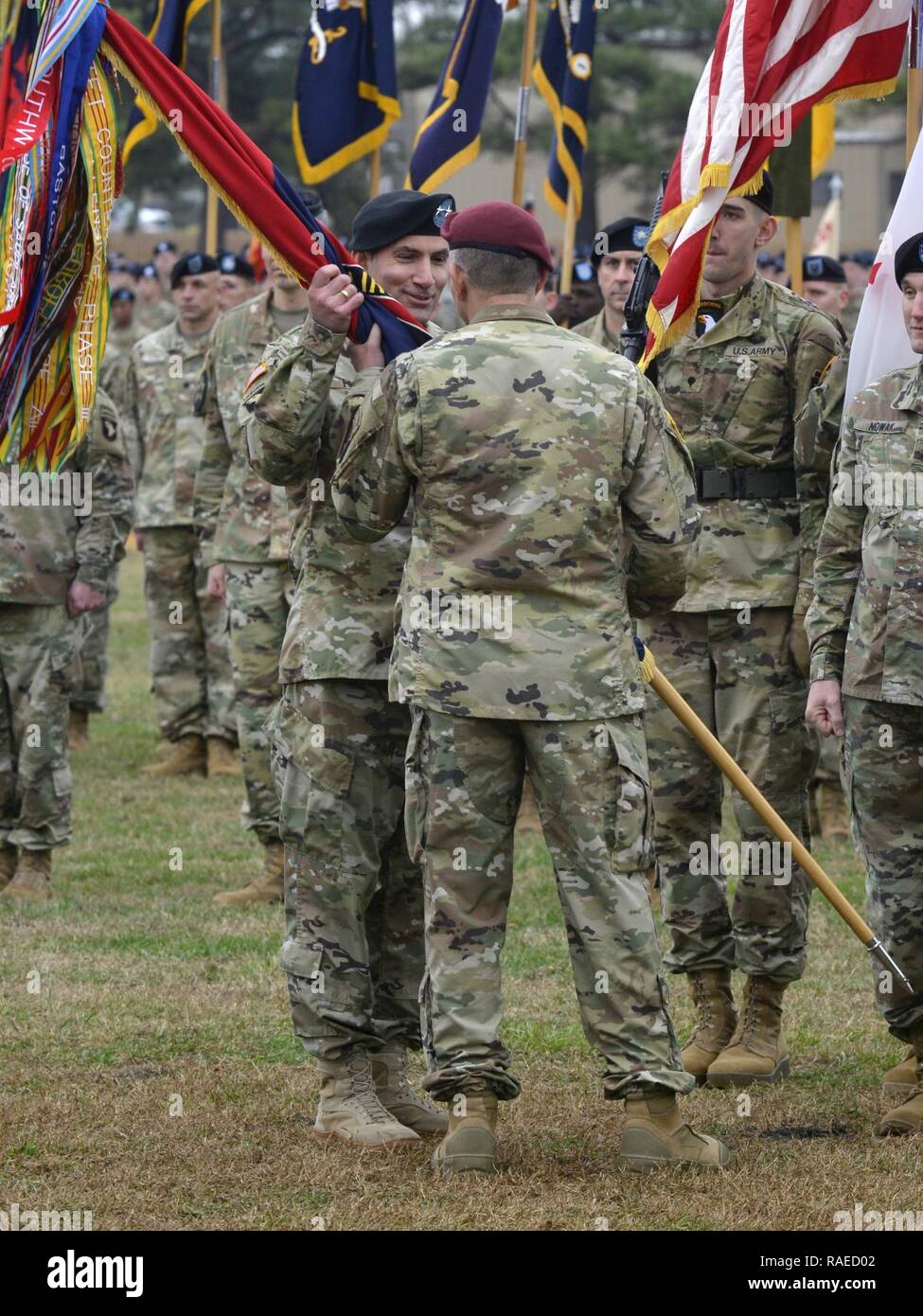 Le lieutenant général de l'ARMÉE AMÉRICAINE Stephen Townsend, droite, le commandant de la 18e Airborne Corps passe la division des couleurs pour le Major-général Andrew Poppas, gauche, le nouveau commandant, au cours de la 101st Airborne Division (Air Assault) 'Screaming Eagles' cérémonie de passation de commandement à la division du champ de parade, de Fort Campbell, Kentucky, le 19 janvier, 2017. Le général de Poppas prend le commandement de la division du major-général Gary Volesky durant la cérémonie. Banque D'Images