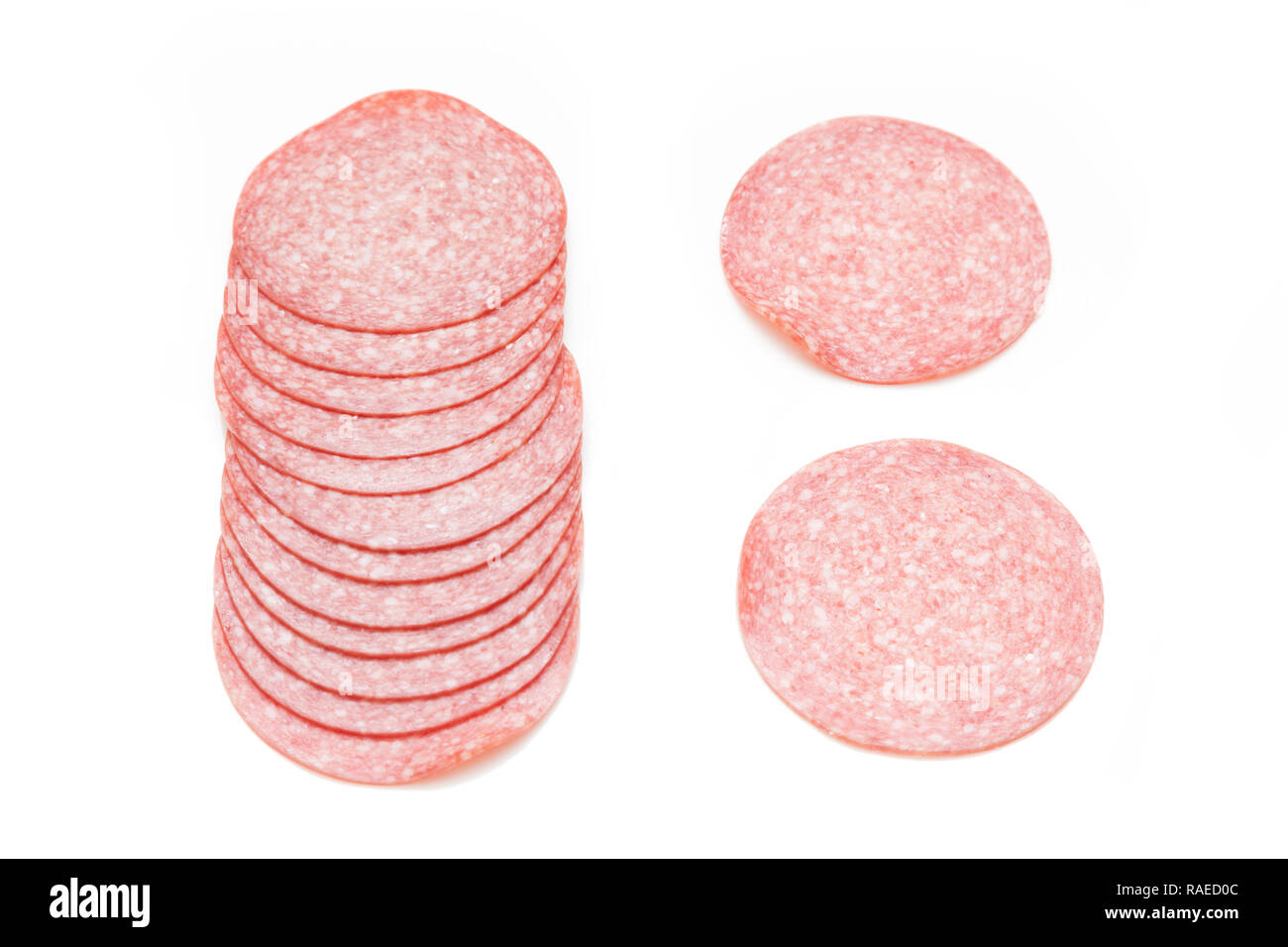 Tranches de saucisson salami Allemand isolé sur un fond blanc studio. Banque D'Images