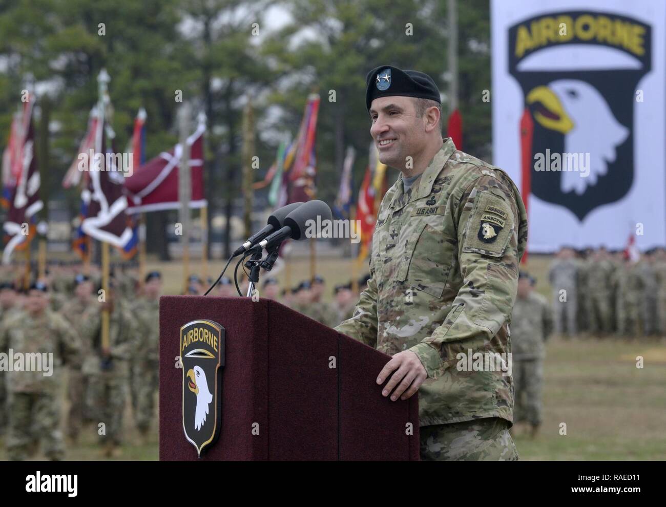 L'Armée américaine, le Général Andrew Poppas, le nouveau commandant de la 101st Airborne Division (Air Assault) 'Screaming Eagles' parle de la division du personnel, au cours de la cérémonie de passation de commandement à la division du champ de parade, de Fort Campbell, Kentucky, le 19 janvier, 2017. Le général de Poppas prend le commandement de la division du major-général Gary Volesky durant la cérémonie. Banque D'Images