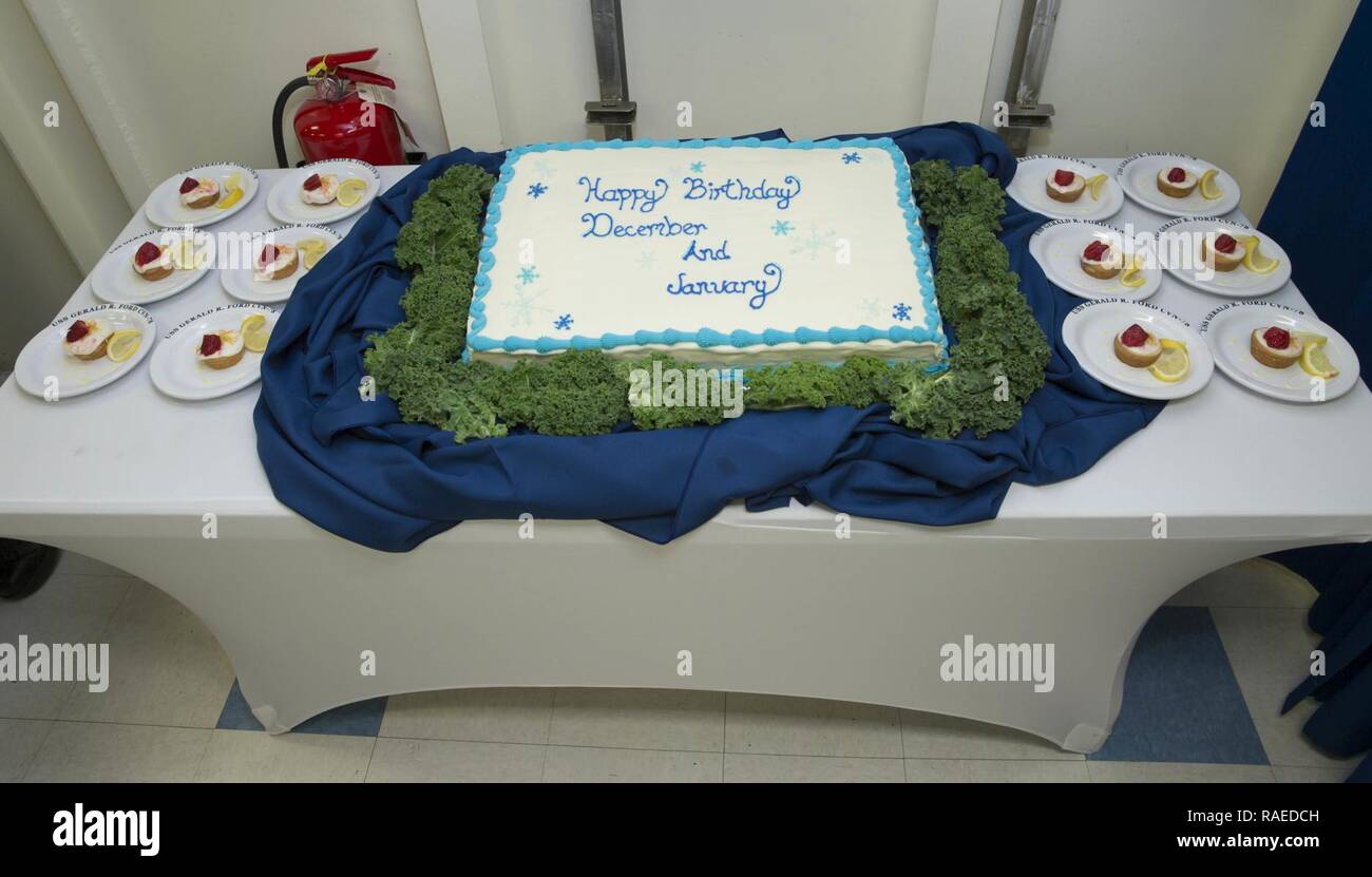 Newport News Virginie Janv 18 17 En Photo Est Un Gateau D Anniversaire Pour L Unite Pre Commissioning Gerald R Ford Cvn 78 Marins Ne En Decembre Et Janvier Photo Stock Alamy