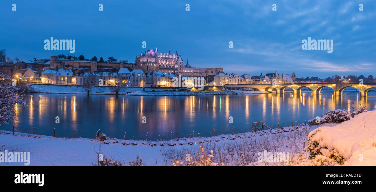 Paysage de Touraine recouvert de neige : La ville d'Amboise et de son château de la Loire, dans la nuit (2018/02/07) Banque D'Images